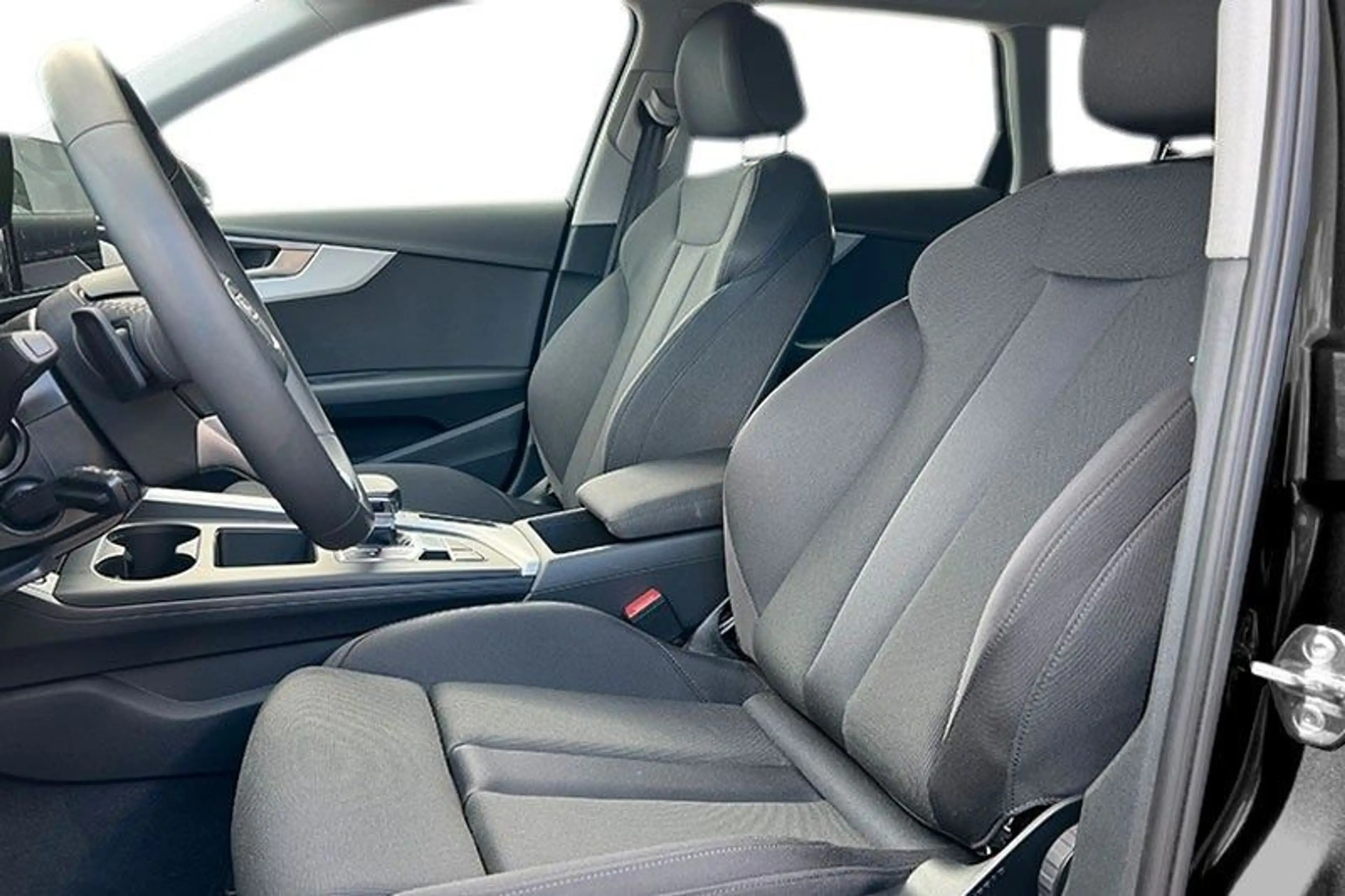 Audi A4 Avant 45 TFSI quattro S line — photo 14