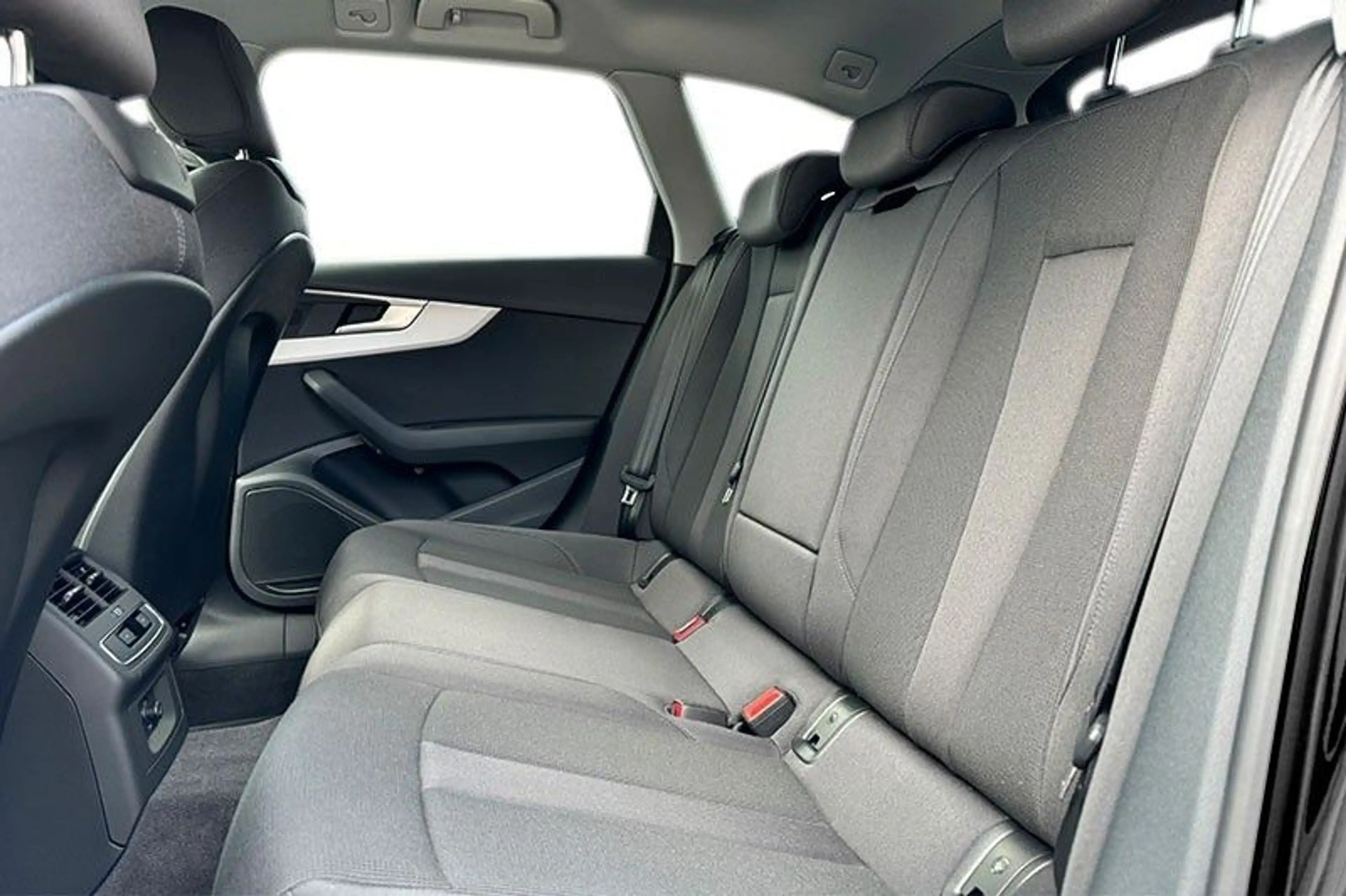 Audi A4 Avant 45 TFSI quattro S line — photo 15