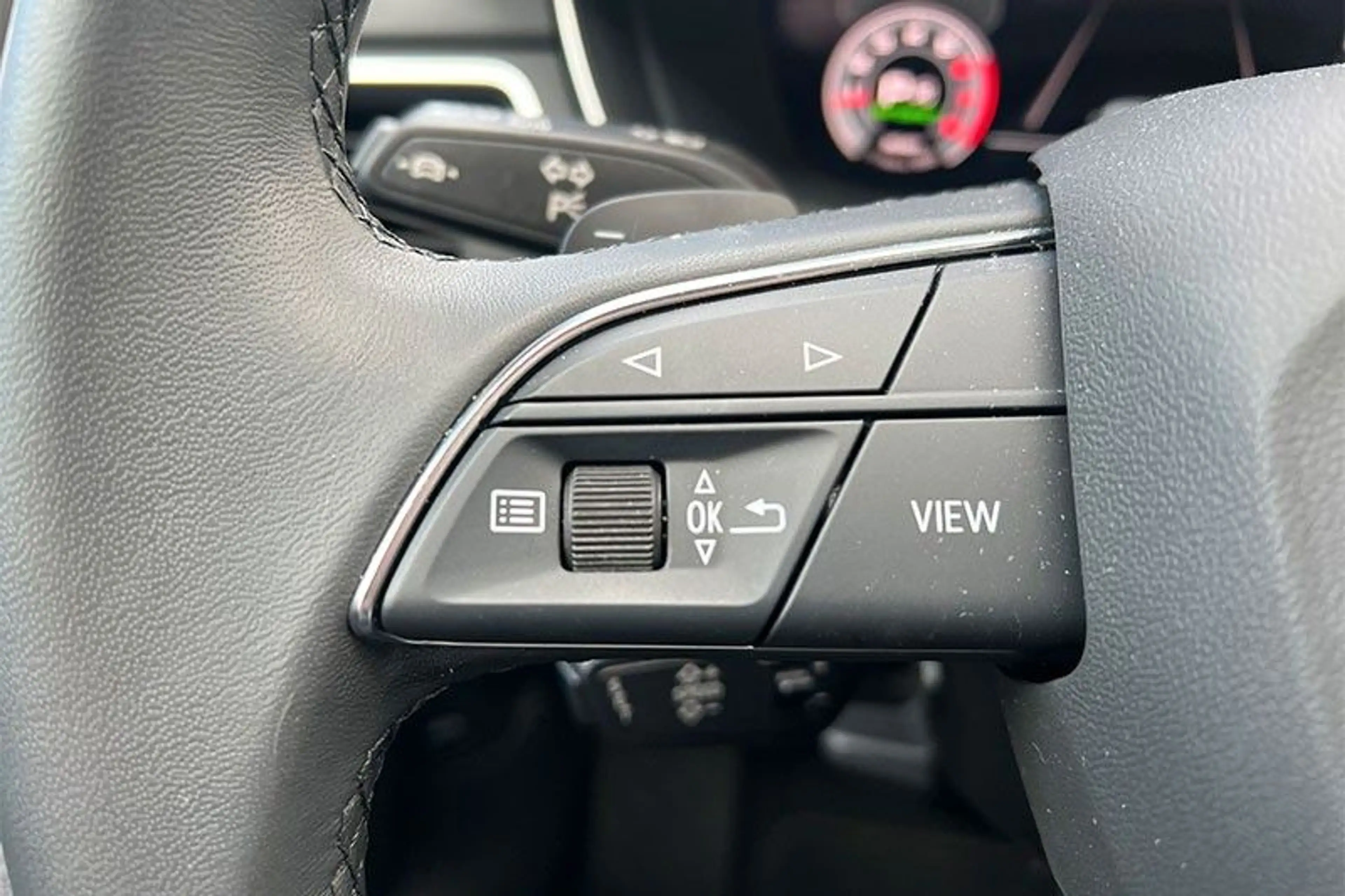 Audi A4 Avant 45 TFSI quattro S line — photo 9