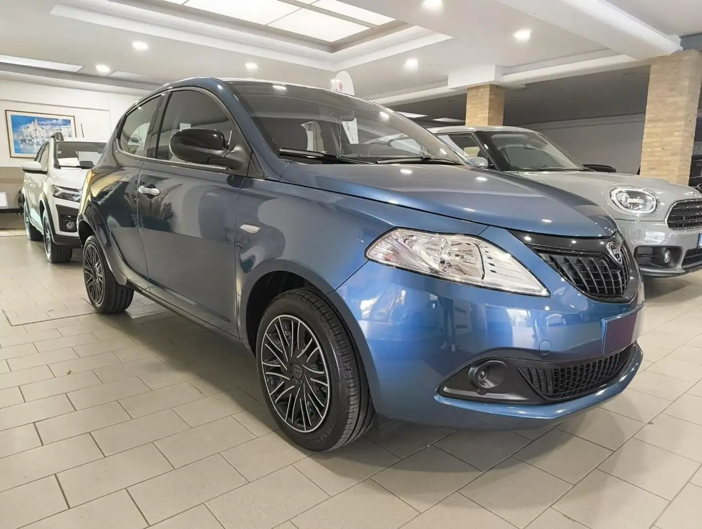 Lancia Ypsilon 1.0 70cv 5 porte Hybrid ORO Blu/Azzurro - 2
