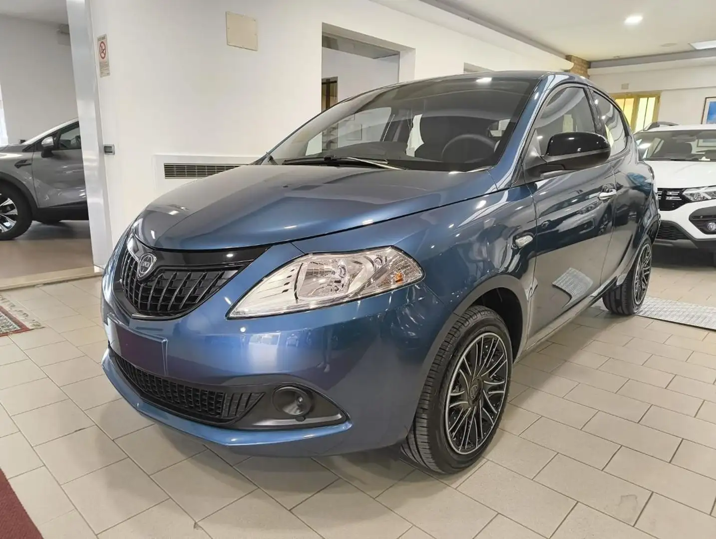 Lancia Ypsilon 1.0 70cv 5 porte Hybrid ORO Blu/Azzurro - 1