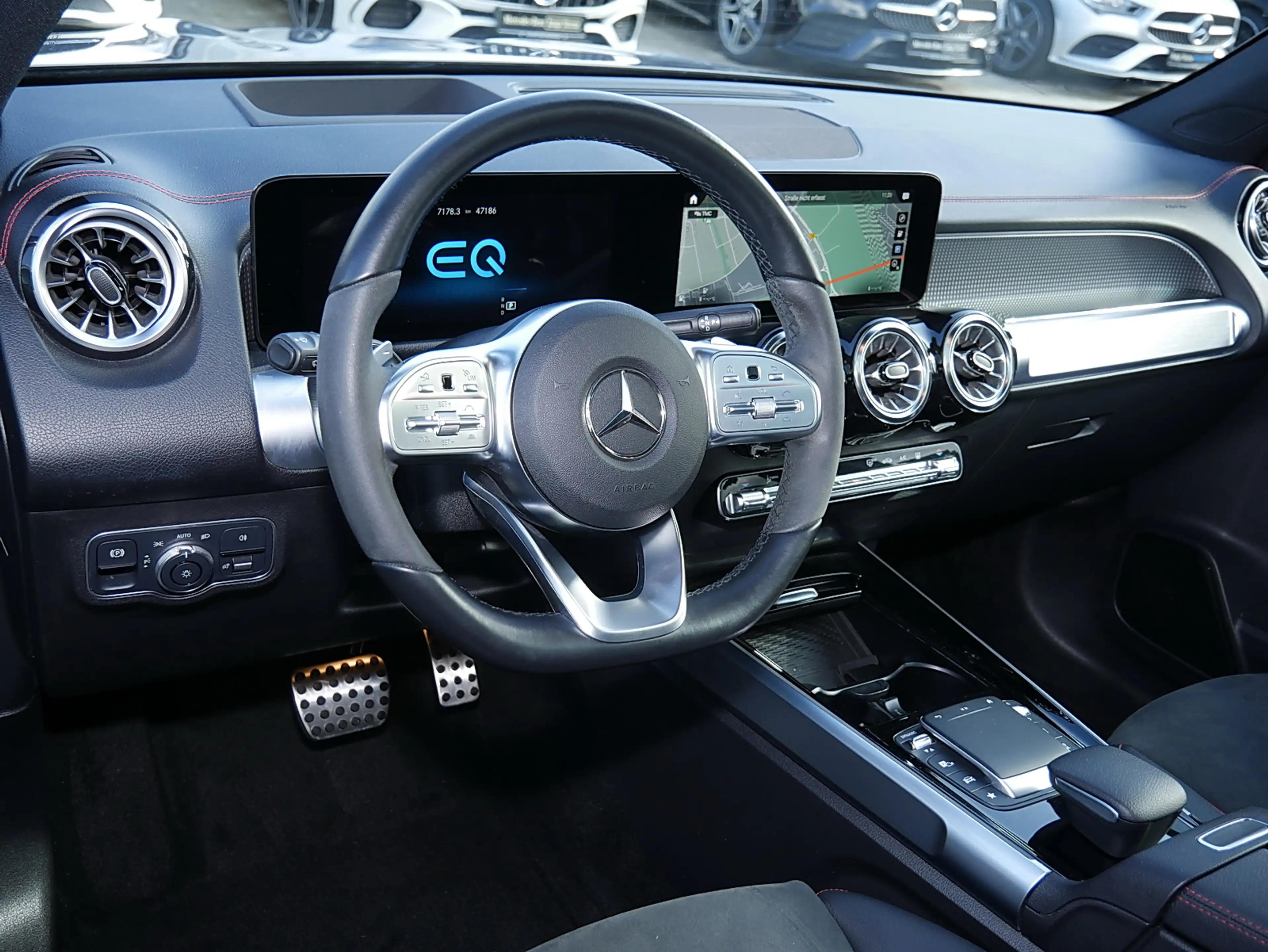 Mercedes-Benz EQB 300 4MATIC AMG MBUX Night Ambiente LED Pano — photo 9