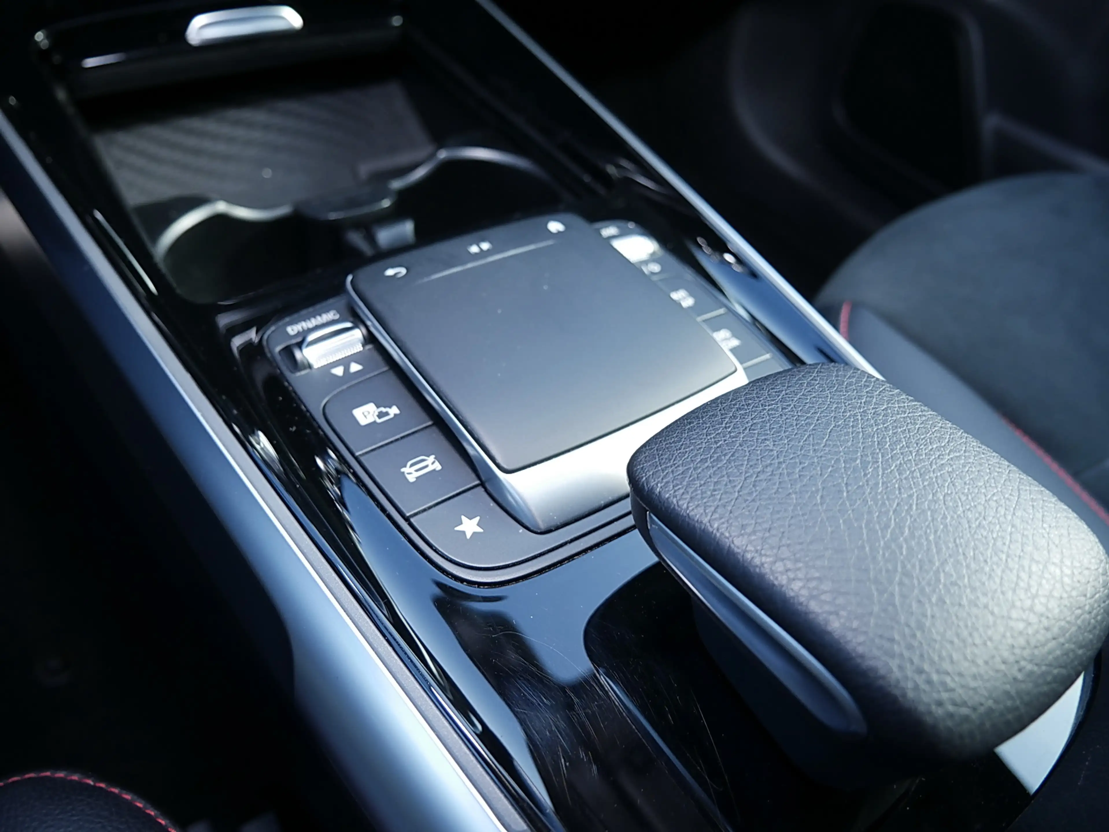Mercedes-Benz EQB 300 4MATIC AMG MBUX Night Ambiente LED Pano — photo 10