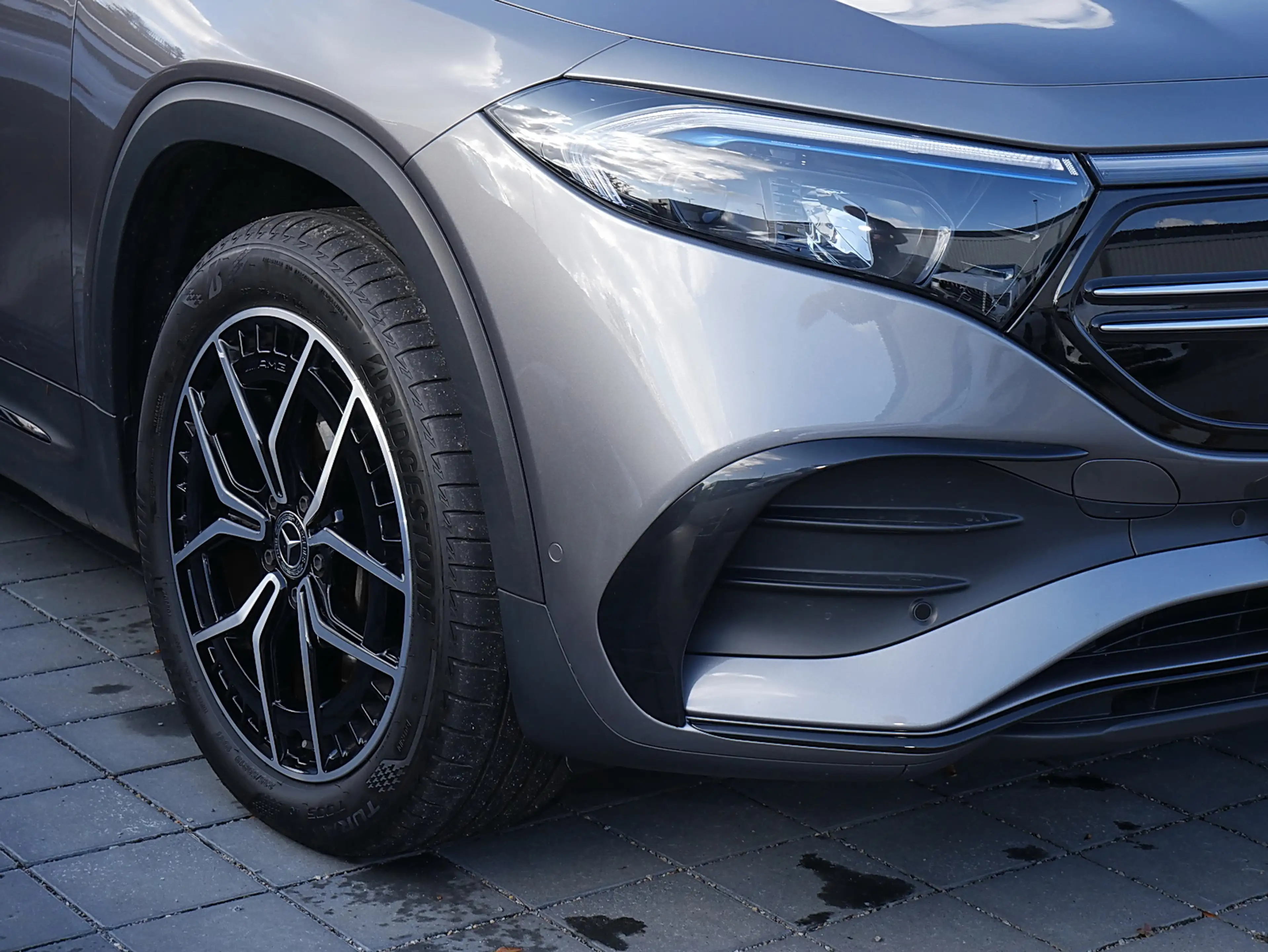 Mercedes-Benz EQB 300 4MATIC AMG MBUX Night Ambiente LED Pano — photo 13