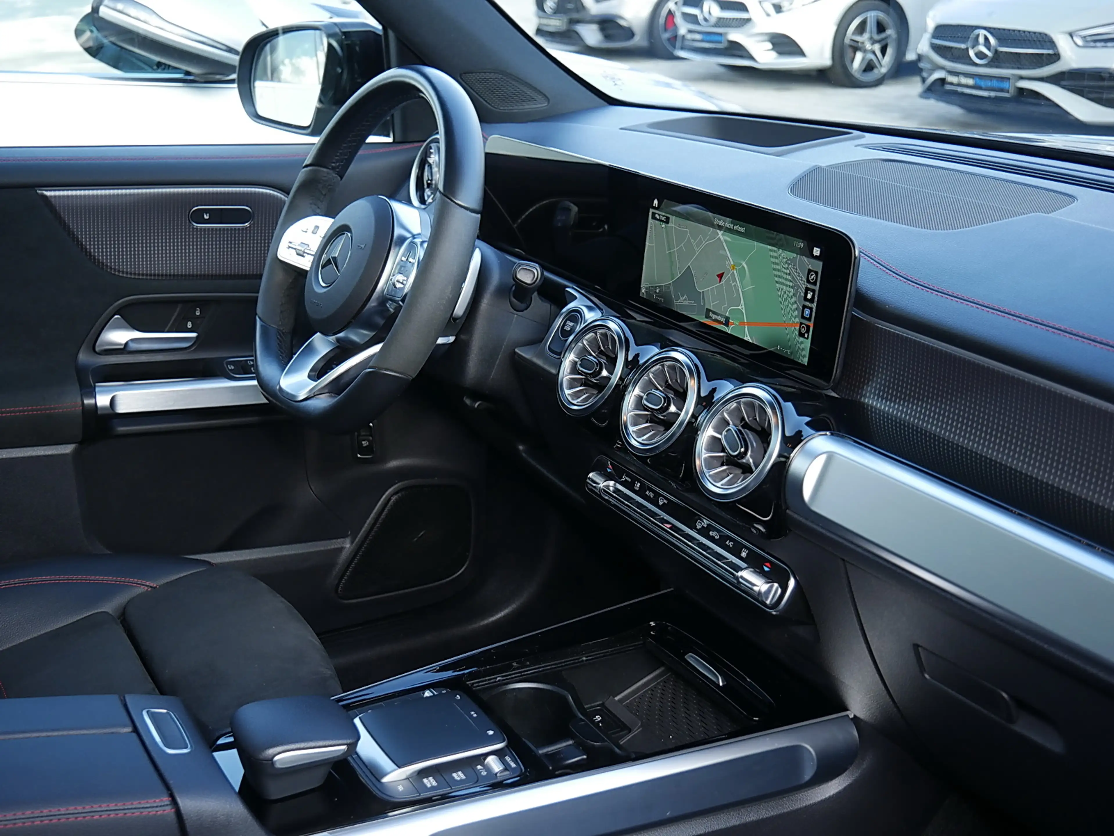 Mercedes-Benz EQB 300 4MATIC AMG MBUX Night Ambiente LED Pano — photo 4