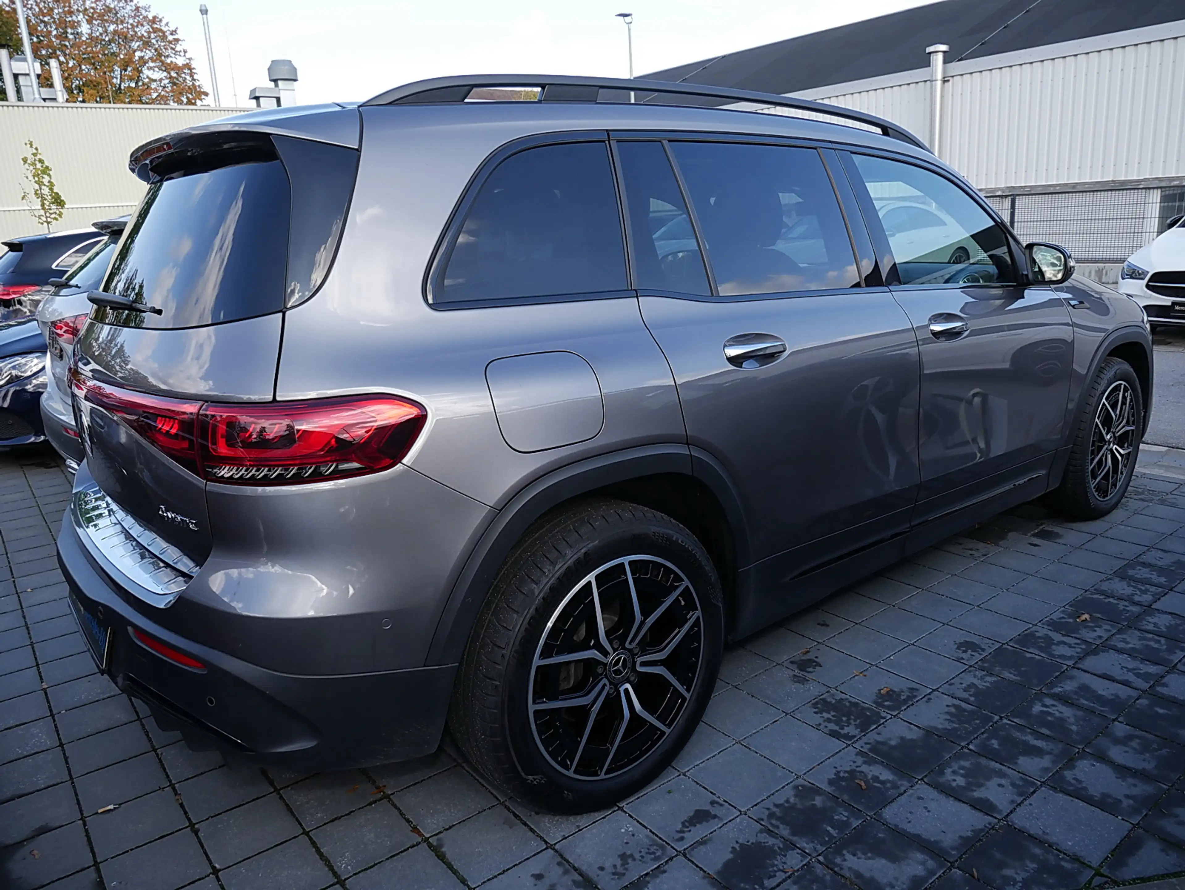 Mercedes-Benz EQB 300 4MATIC AMG MBUX Night Ambiente LED Pano — photo 3