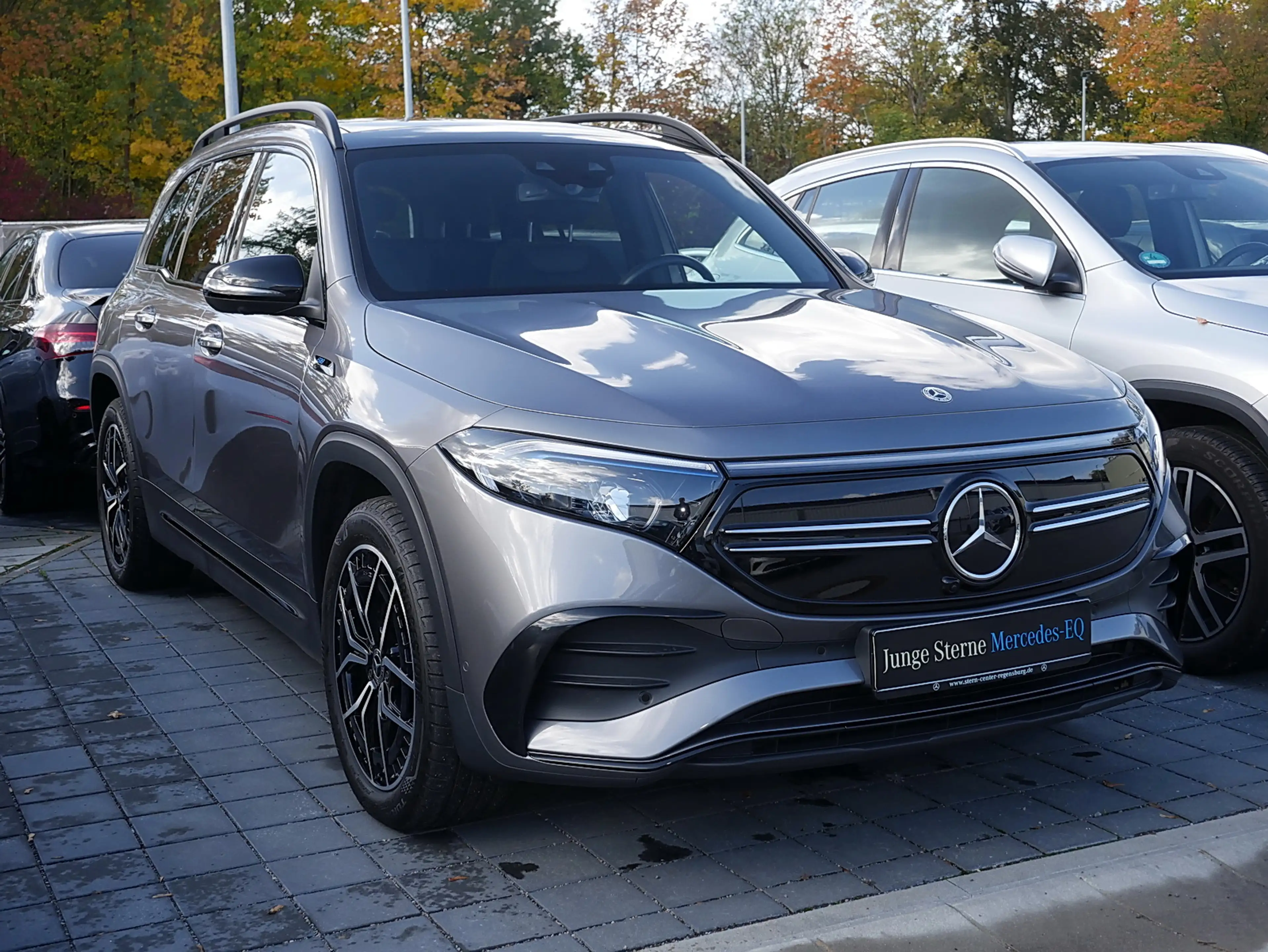 Mercedes-Benz EQB 300 4MATIC AMG MBUX Night Ambiente LED Pano — photo 2
