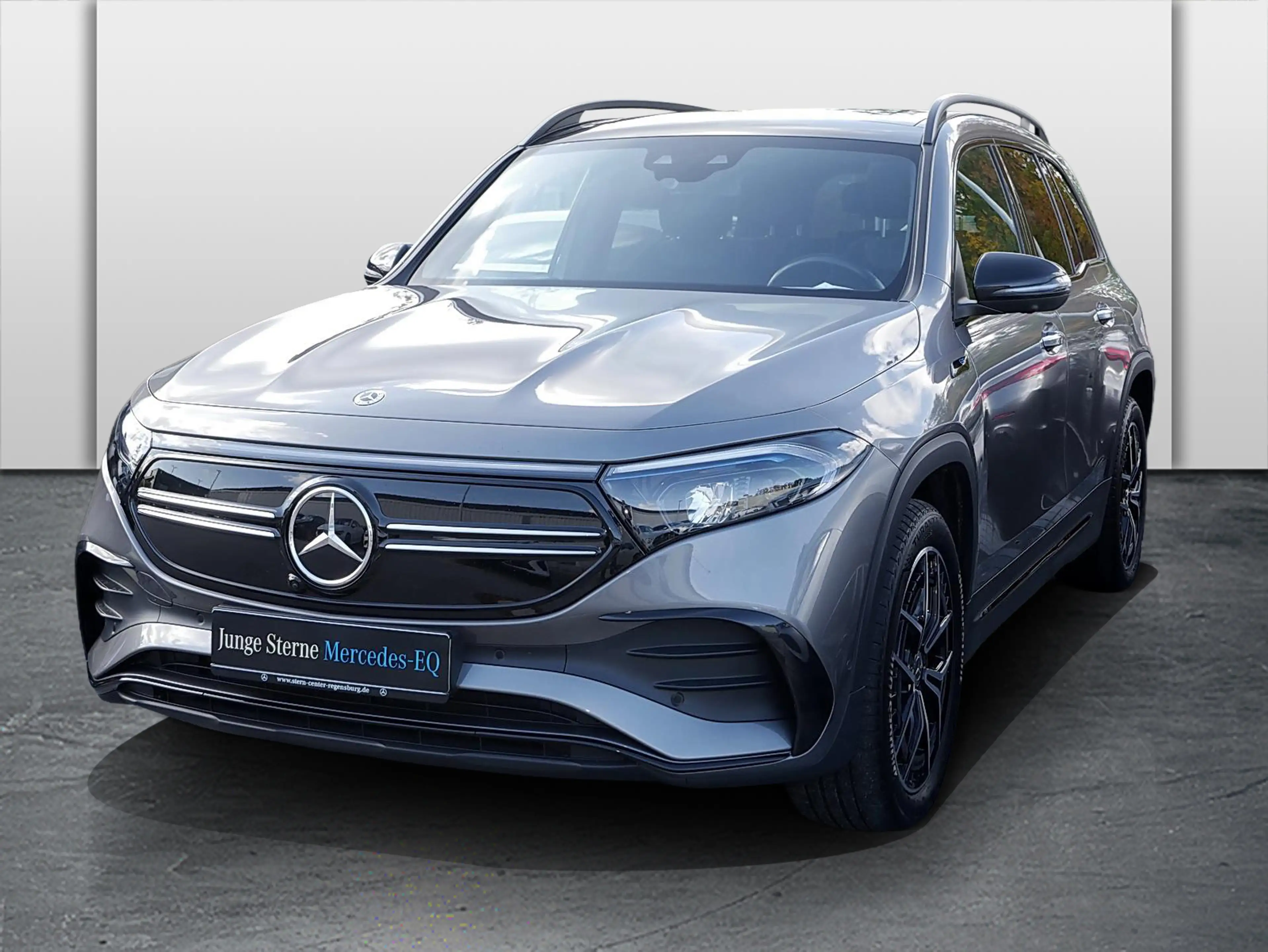 Mercedes-Benz EQB 300 4MATIC AMG MBUX Night Ambiente LED Pano — photo 14