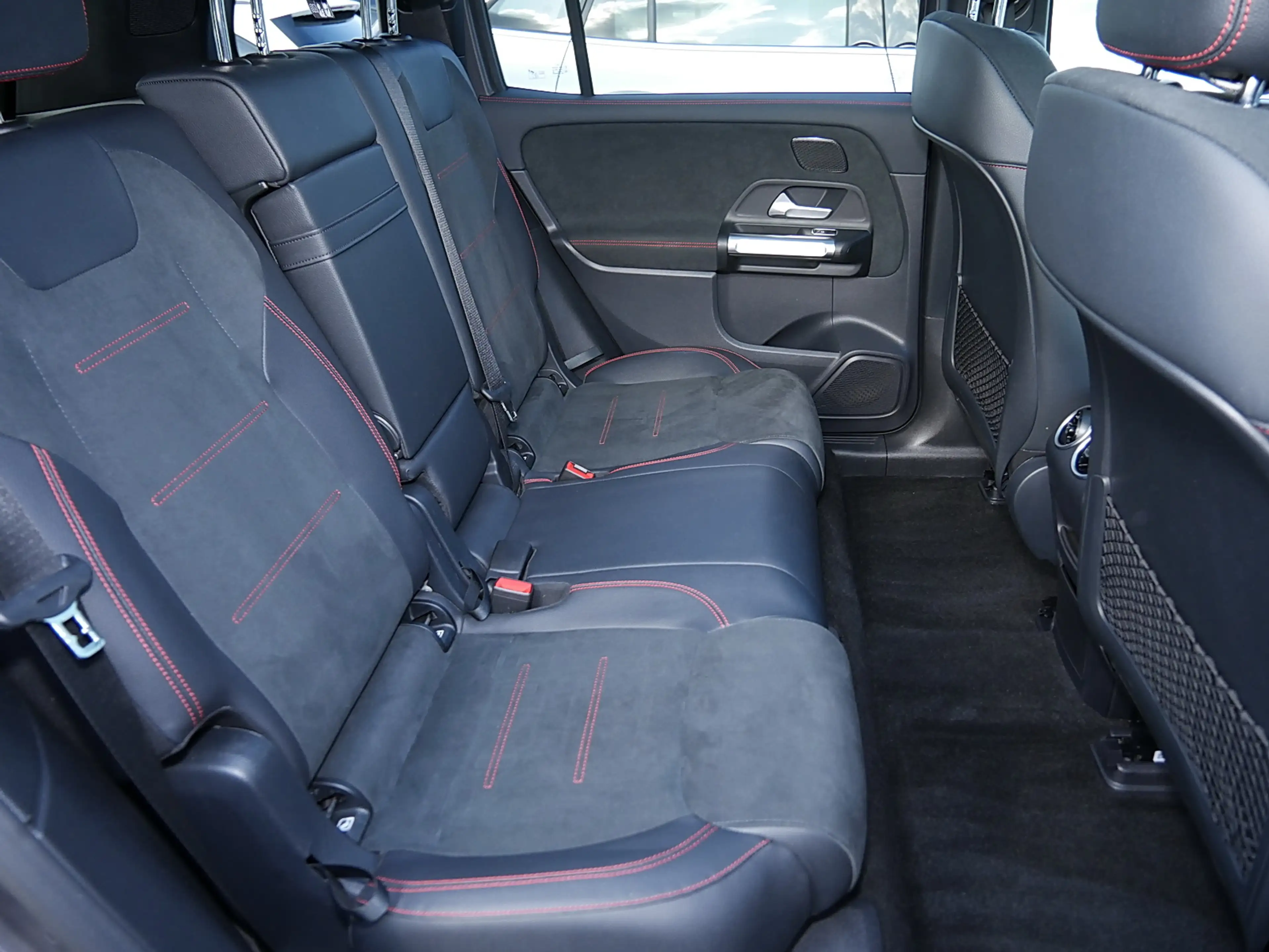Mercedes-Benz EQB 300 4MATIC AMG MBUX Night Ambiente LED Pano — photo 6