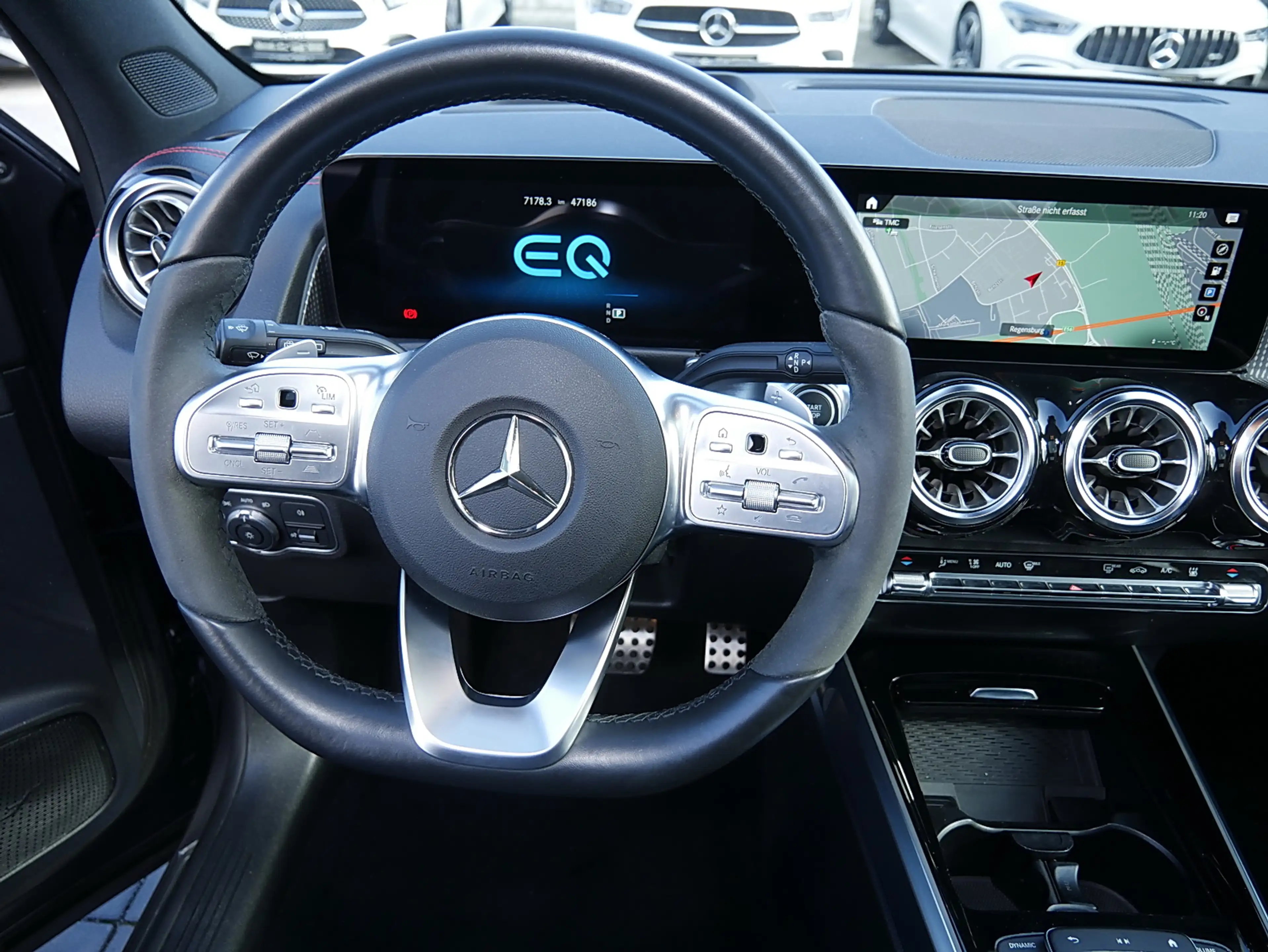 Mercedes-Benz EQB 300 4MATIC AMG MBUX Night Ambiente LED Pano — photo 12