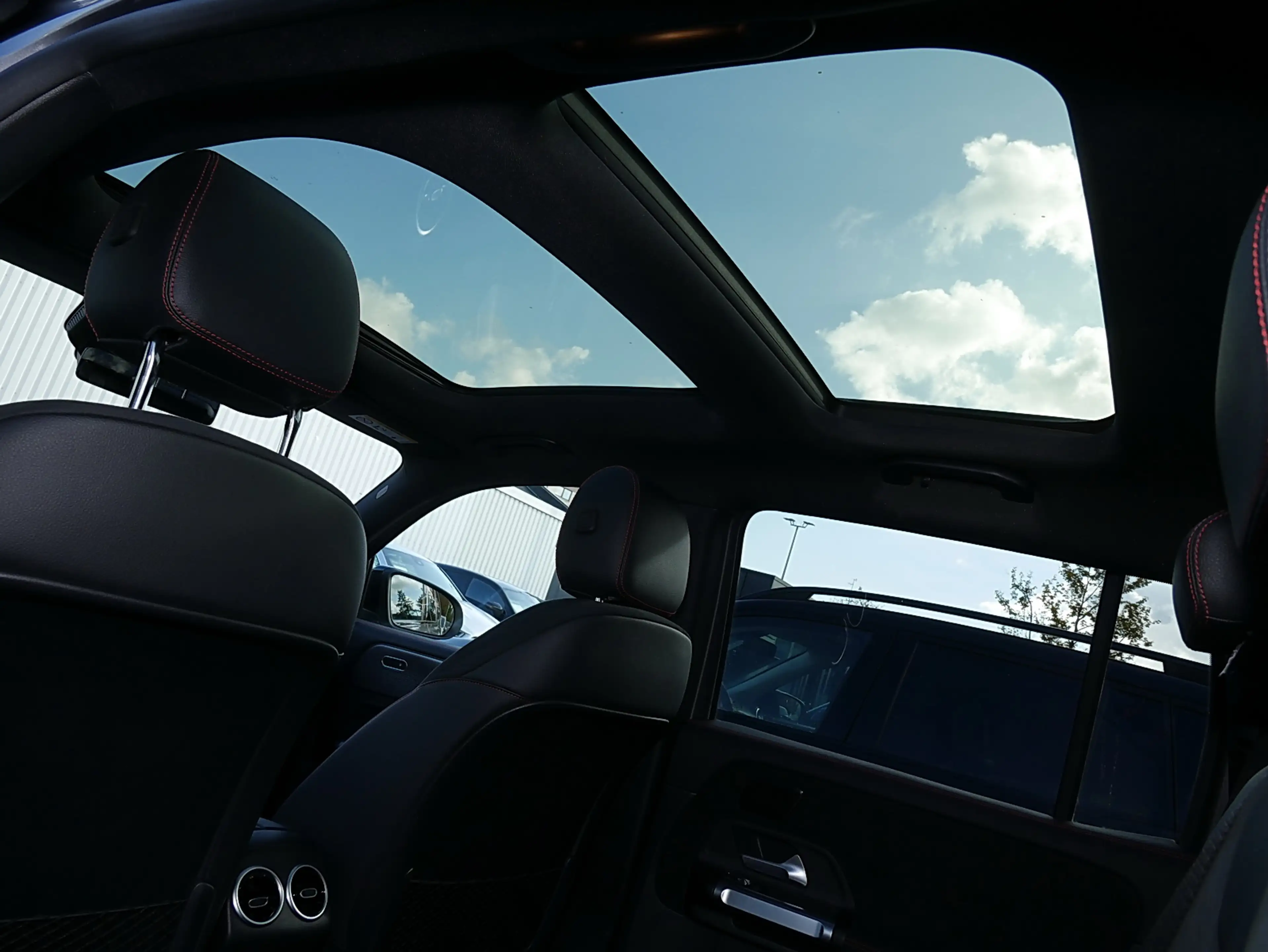 Mercedes-Benz EQB 300 4MATIC AMG MBUX Night Ambiente LED Pano — photo 8