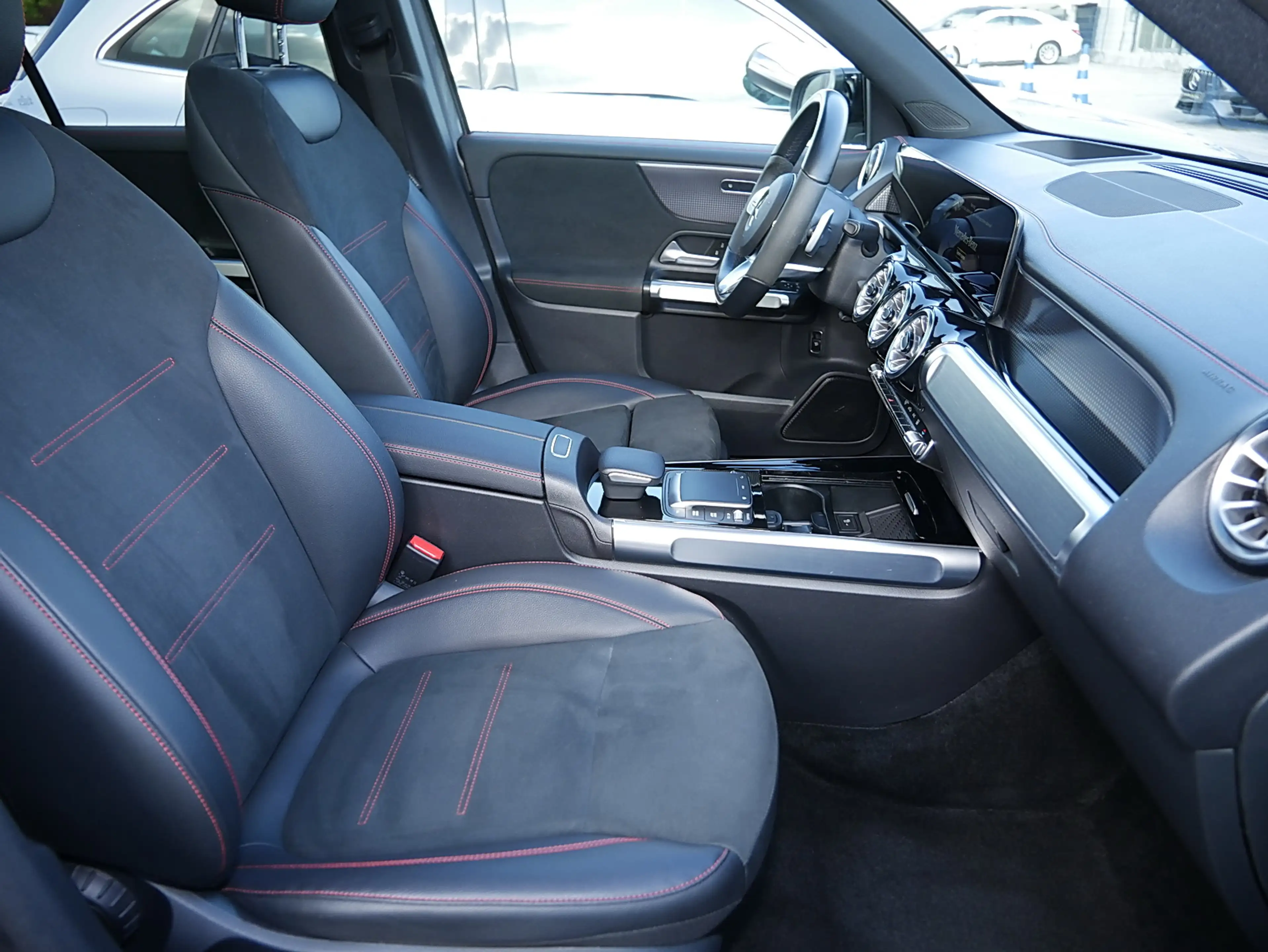 Mercedes-Benz EQB 300 4MATIC AMG MBUX Night Ambiente LED Pano — photo 5
