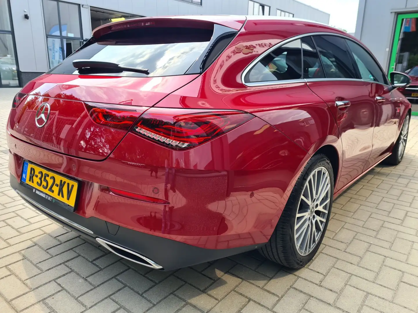 Mercedes-Benz CLA 180 Shooting Brake Luxury Line Rouge - 2