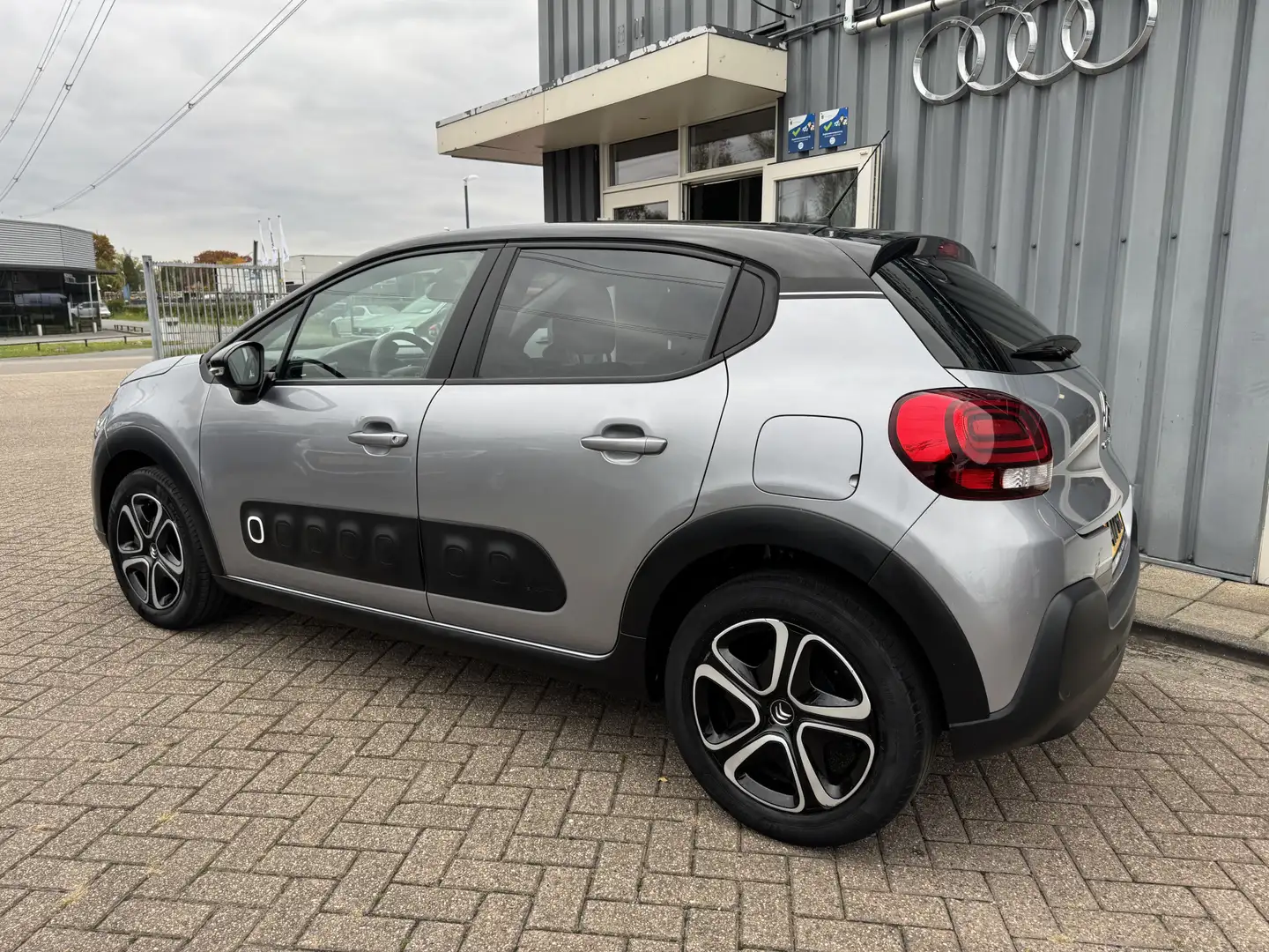 Citroen C3 1.2 PureTech Feel zwart dak Grijs - 2