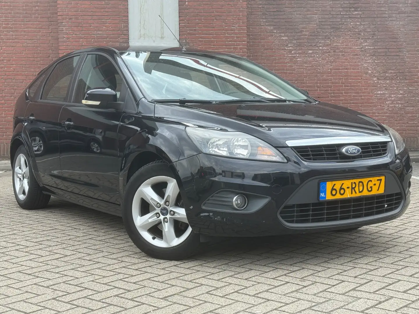 Ford Focus 1.6 Comfort|5DRS|AIRCO|TREKHAAK|GOED-ONDERHOUDEN Zwart - 1
