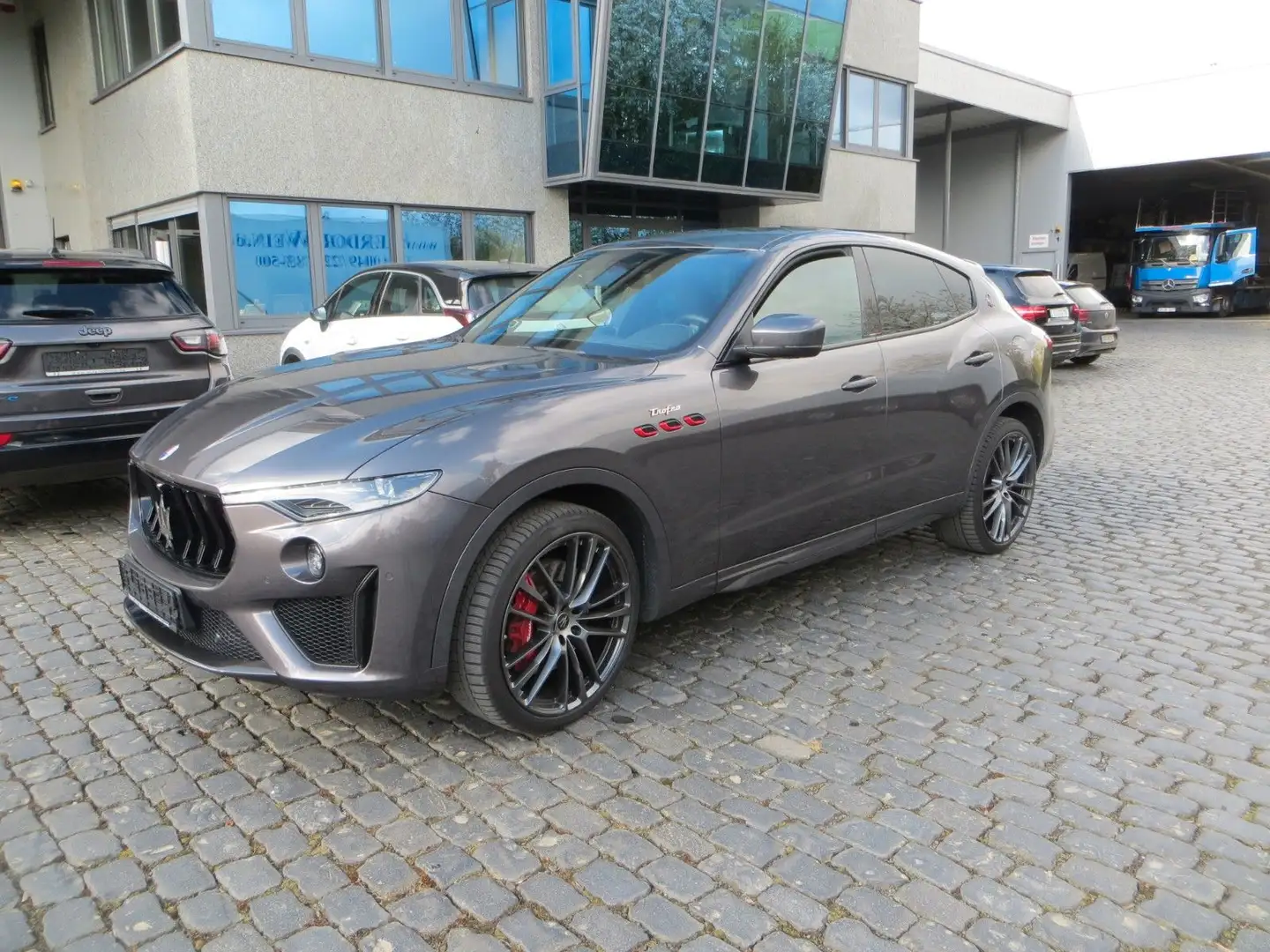 Maserati Levante 3.8 V8 427kW Trofeo Q4 Top-Zustand Grau - 1