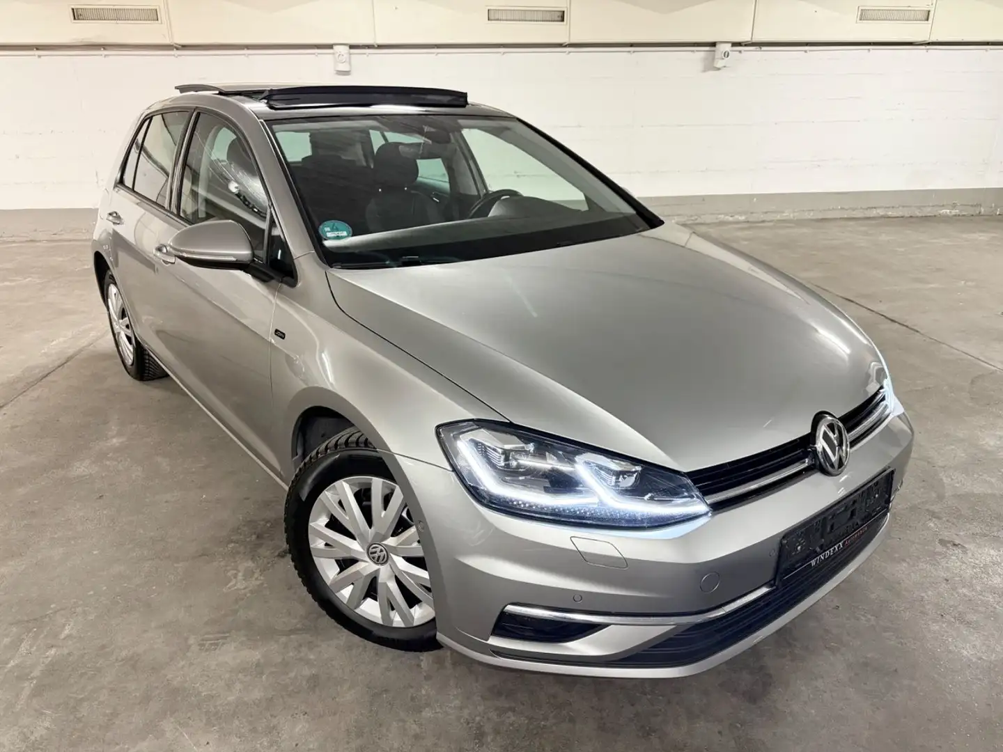 Volkswagen Golf 1.6TDI Aut.*Dig.Tacho*LED.IQ*PANORAMA*Kamera*ACC Silber - 1