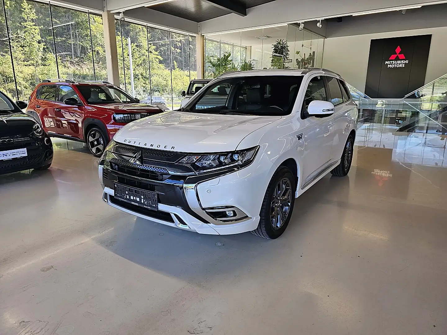 Mitsubishi Outlander 2,4 PHEV Diamond Weiß - 1