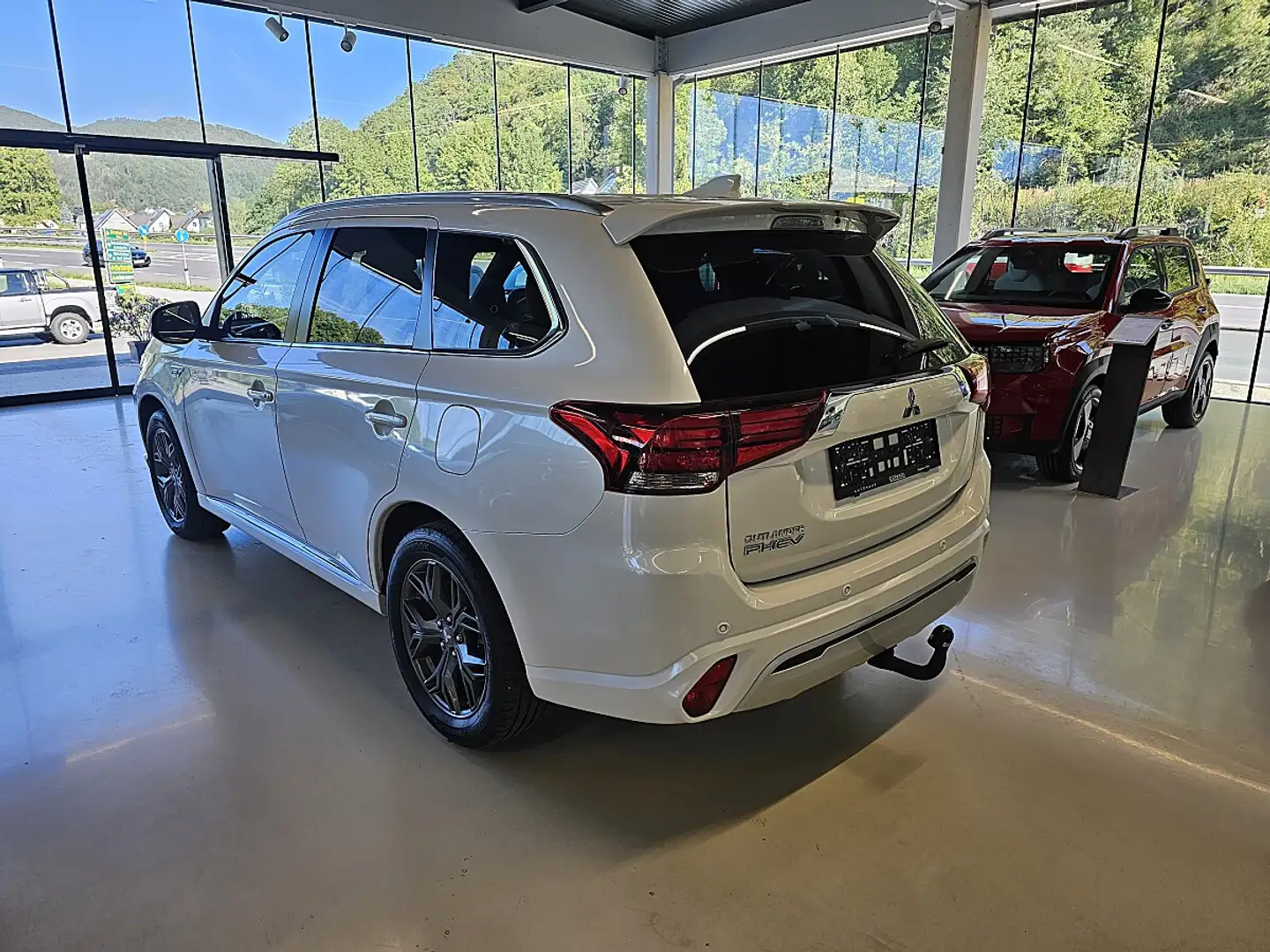 Mitsubishi Outlander 2,4 PHEV Diamond Weiß - 2
