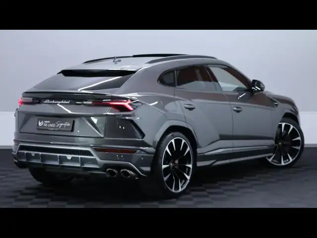 Lamborghini Urus view 5