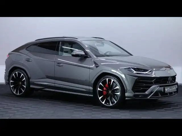 Lamborghini Urus view 3