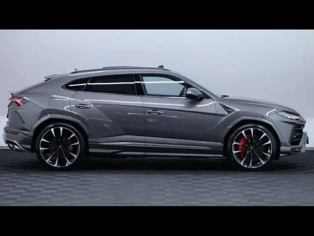 Lamborghini Urus view 4