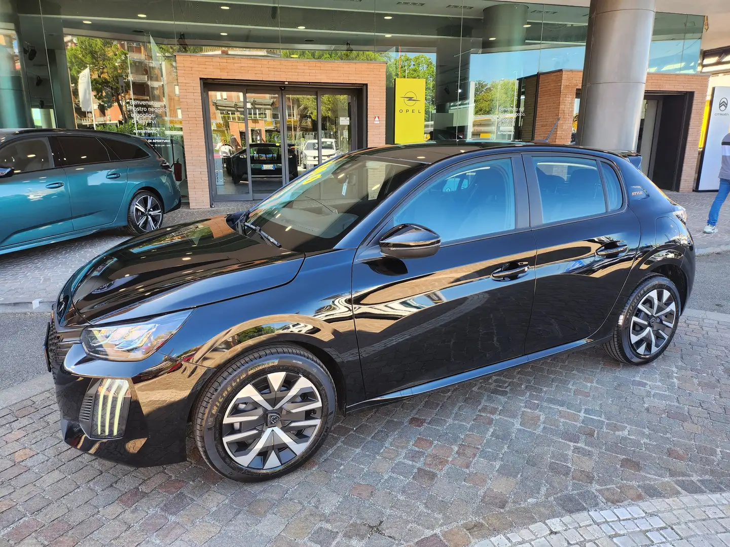 Peugeot 208 208 II  1.2 hybrid Style 110cv e-dcs 6 Zwart - 2