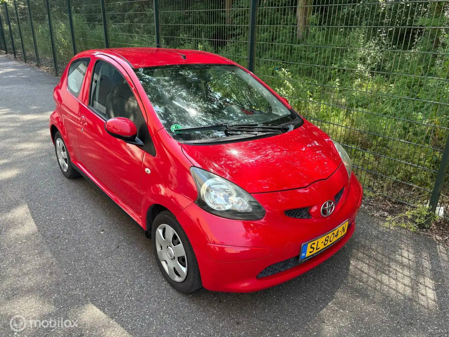 Toyota Aygo 1.0-12V + Rood - 2