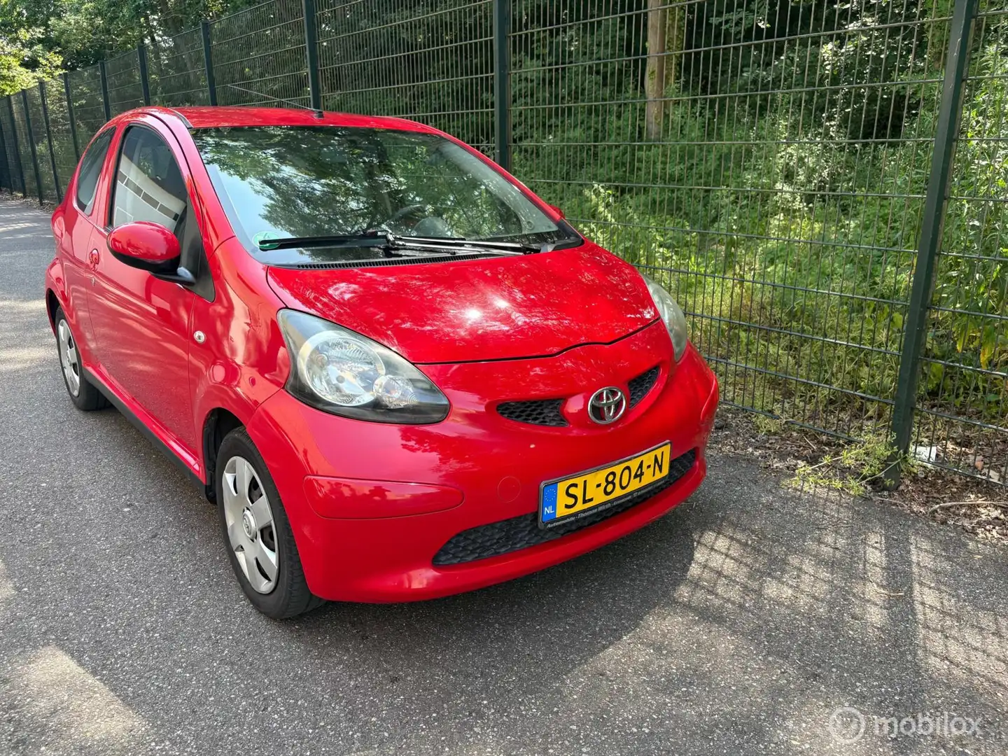 Toyota Aygo 1.0-12V + Rood - 1
