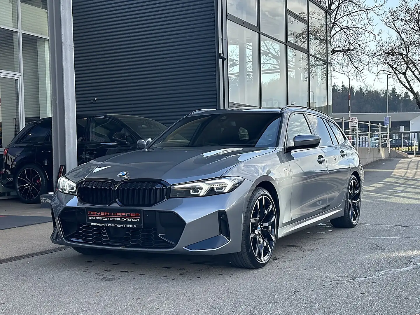 BMW 320 d 48 V xDrive Touring Aut. M-Paket, Panorama, A... Grau - 2