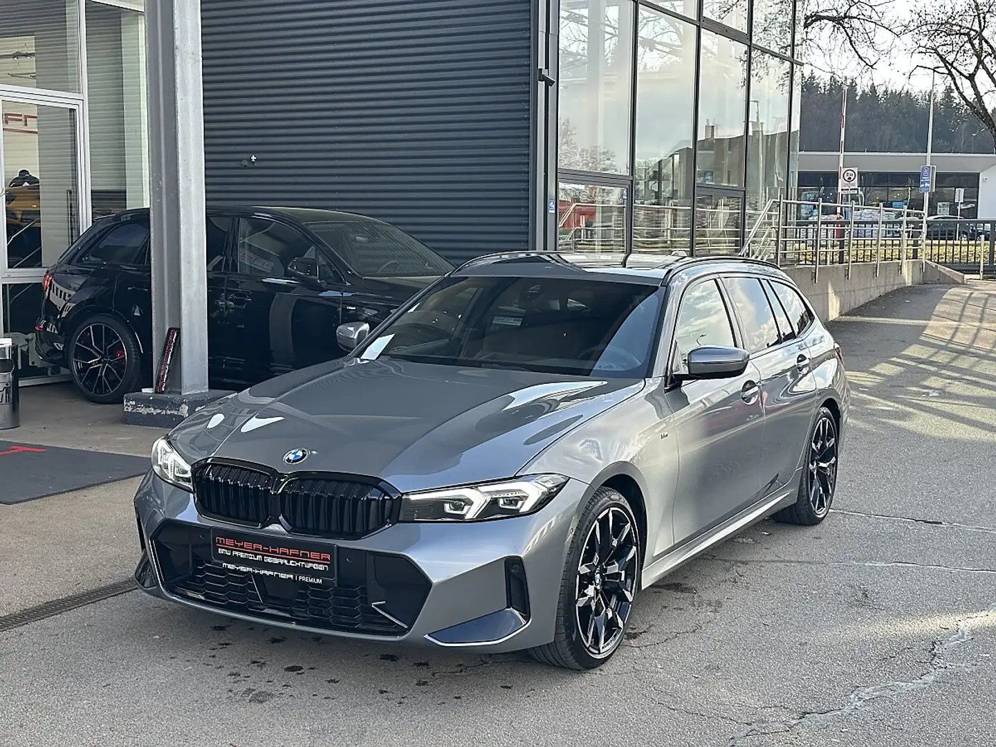 BMW 320 d 48 V xDrive Touring Aut. M-Paket, Panorama, A... Grau - 1