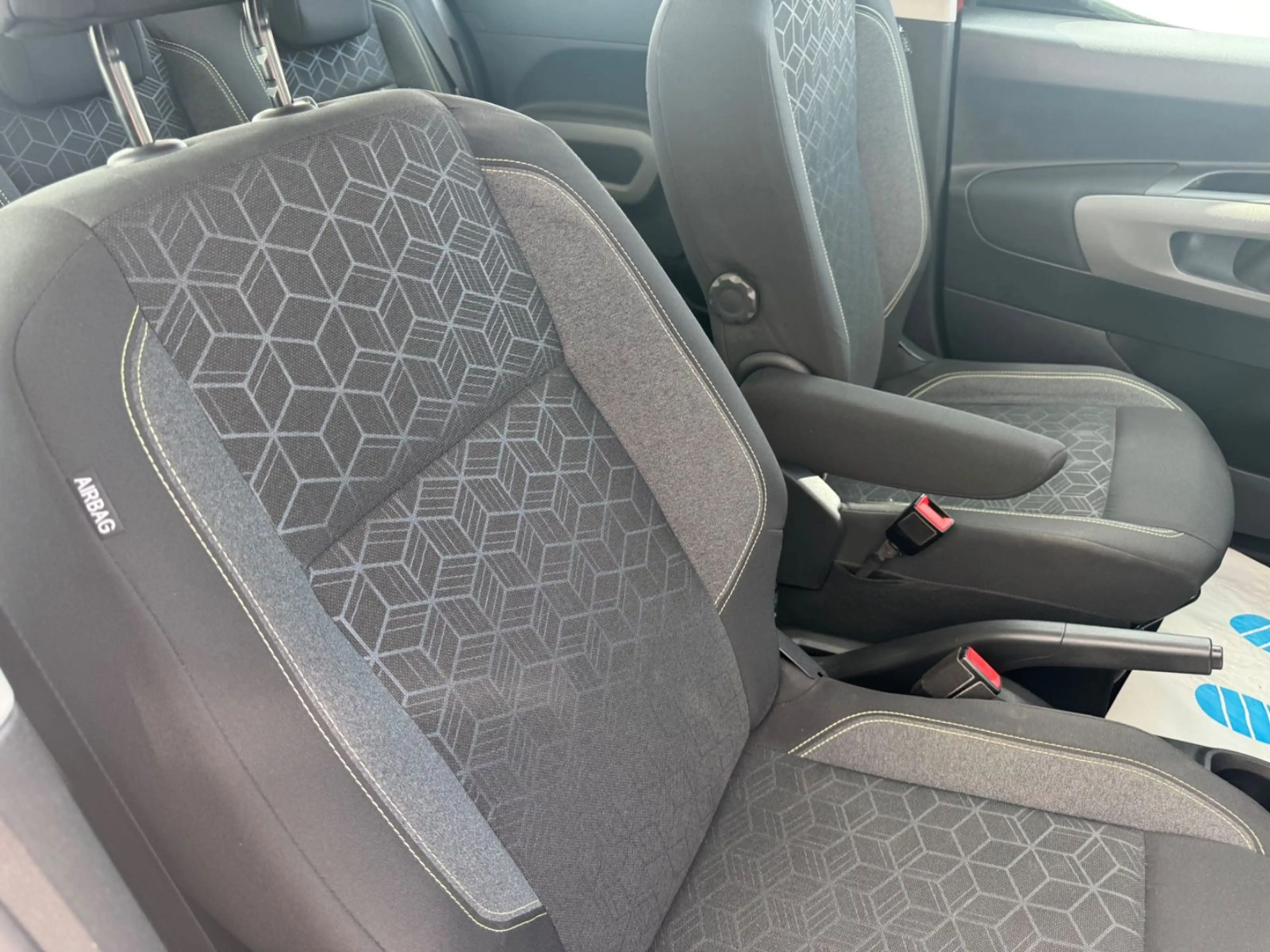 Peugeot Rifter PureTech 110 Allure — photo 10