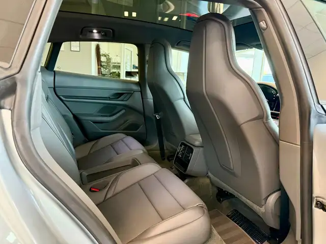 Porsche Taycan view 10