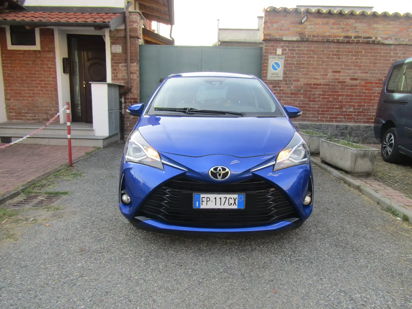 Toyota Yaris 1.0 70CV "49.400 km" Bluetooth, Camera p., ADAS Blau - 2