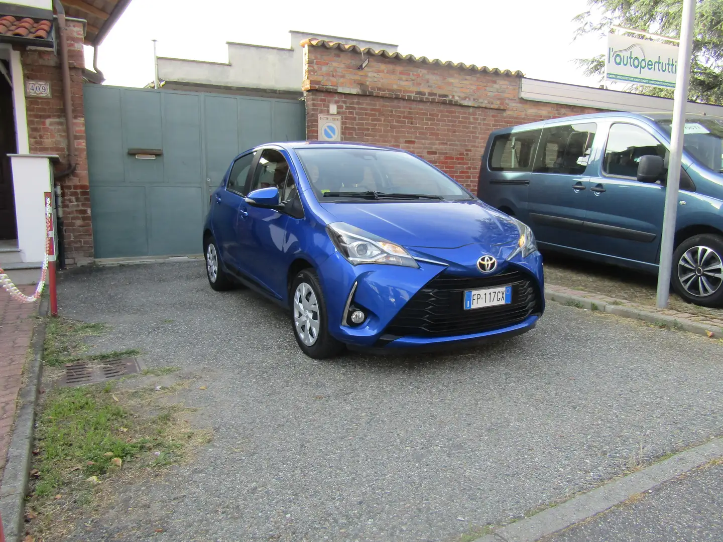 Toyota Yaris 1.0 70CV "49.400 km" Bluetooth, Camera p., ADAS Blau - 1