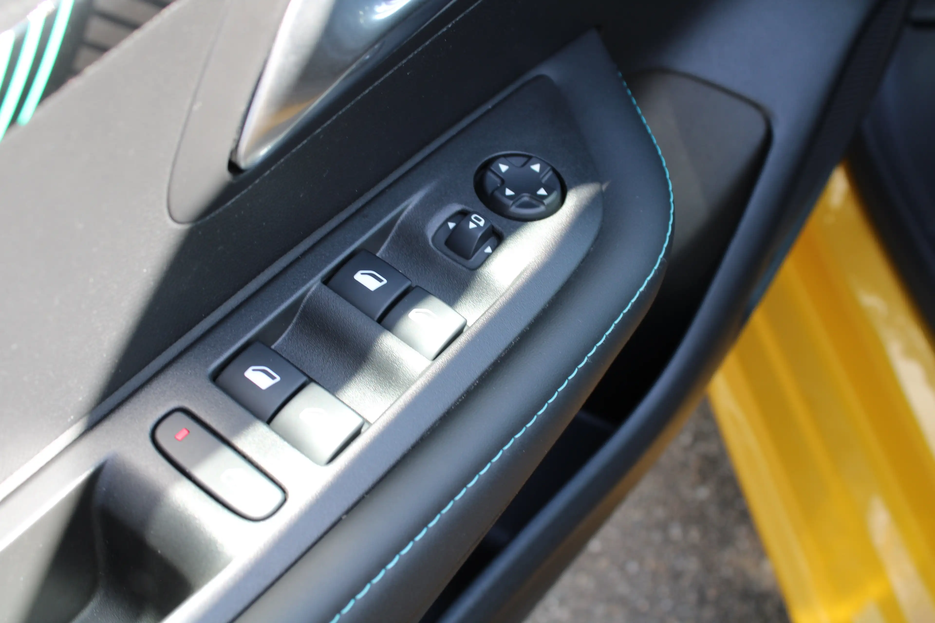 Peugeot 208 1.2 PureTech Allure Pack | Navi by app | Camera | — photo 6