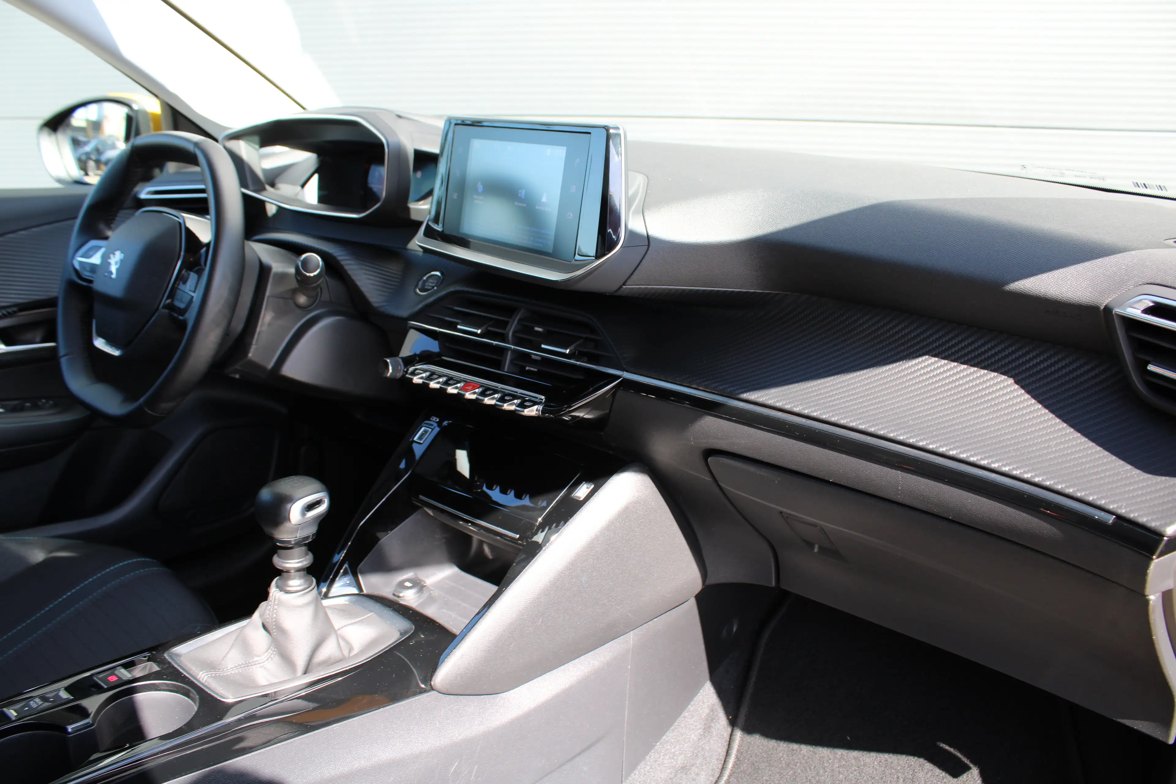 Peugeot 208 1.2 PureTech Allure Pack | Navi by app | Camera | — photo 3