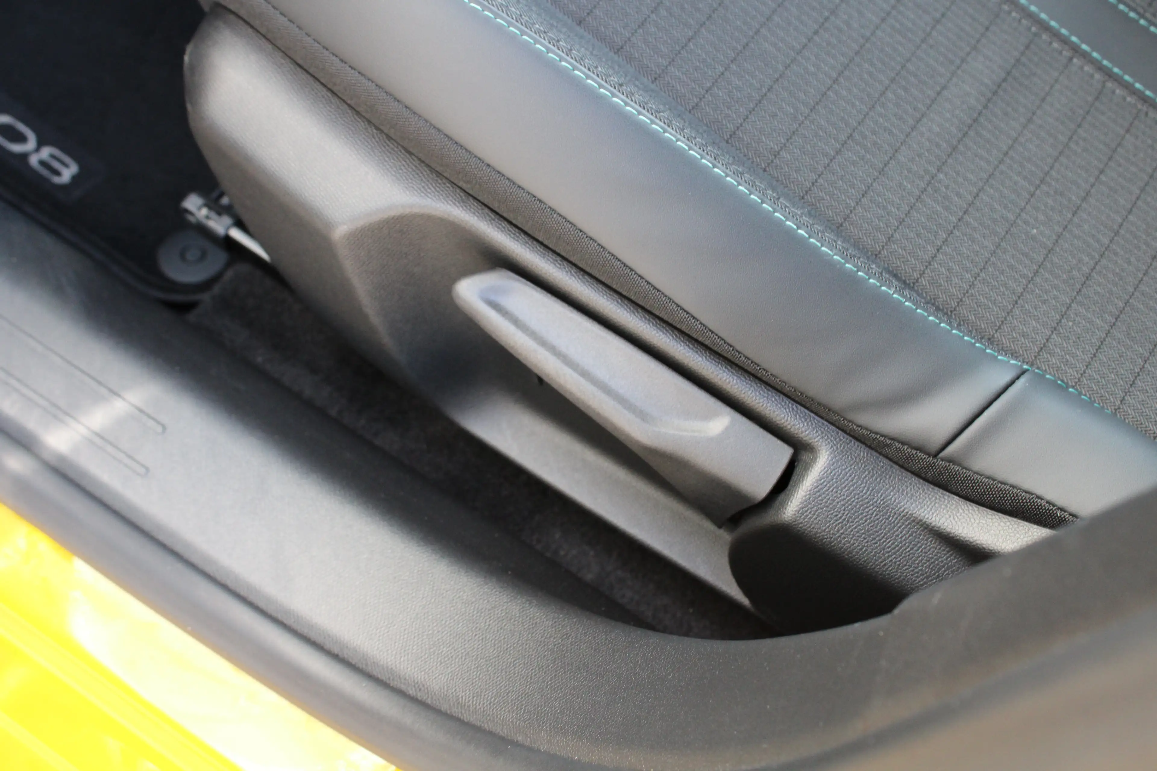 Peugeot 208 1.2 PureTech Allure Pack | Navi by app | Camera | — photo 24