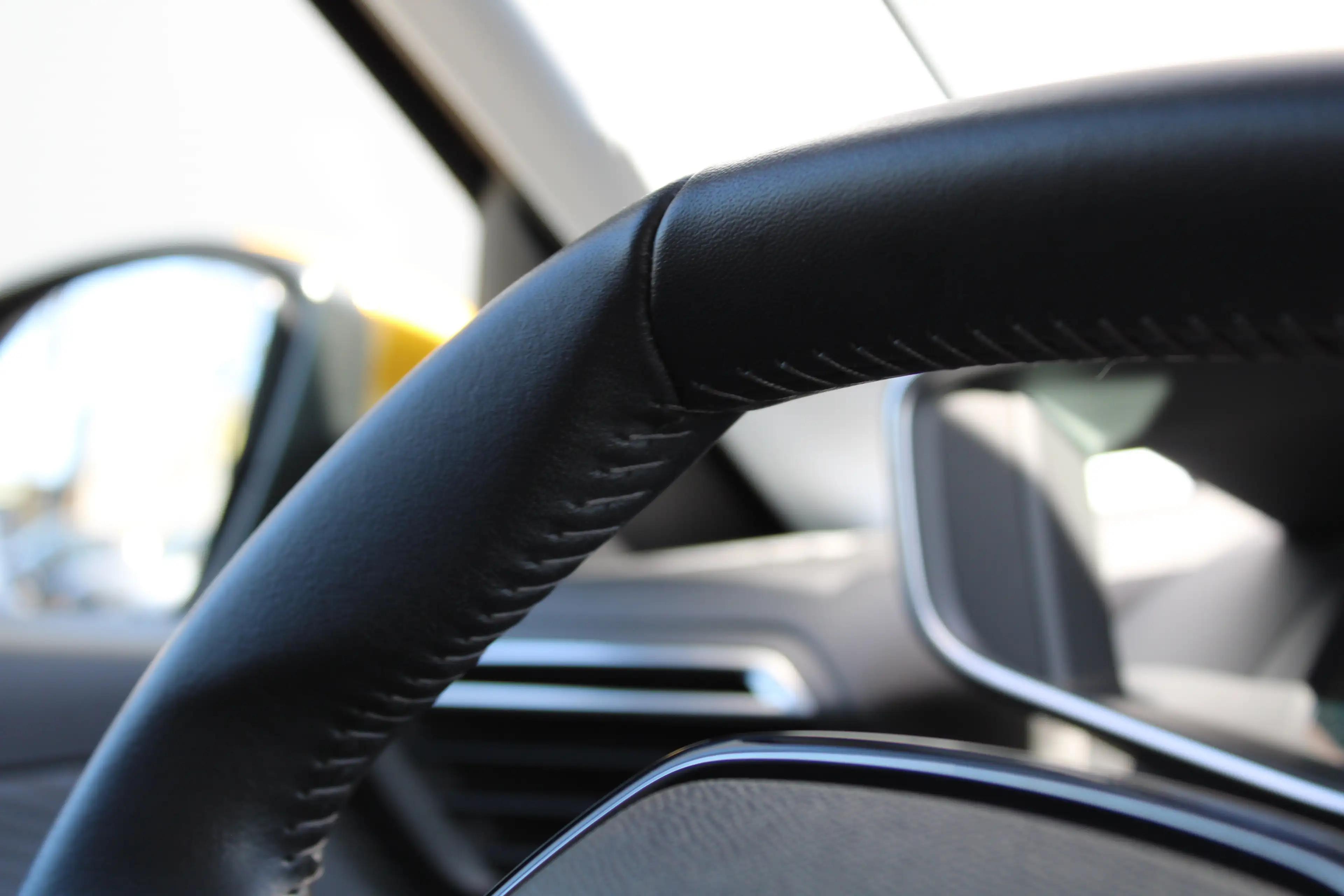 Peugeot 208 1.2 PureTech Allure Pack | Navi by app | Camera | — photo 13