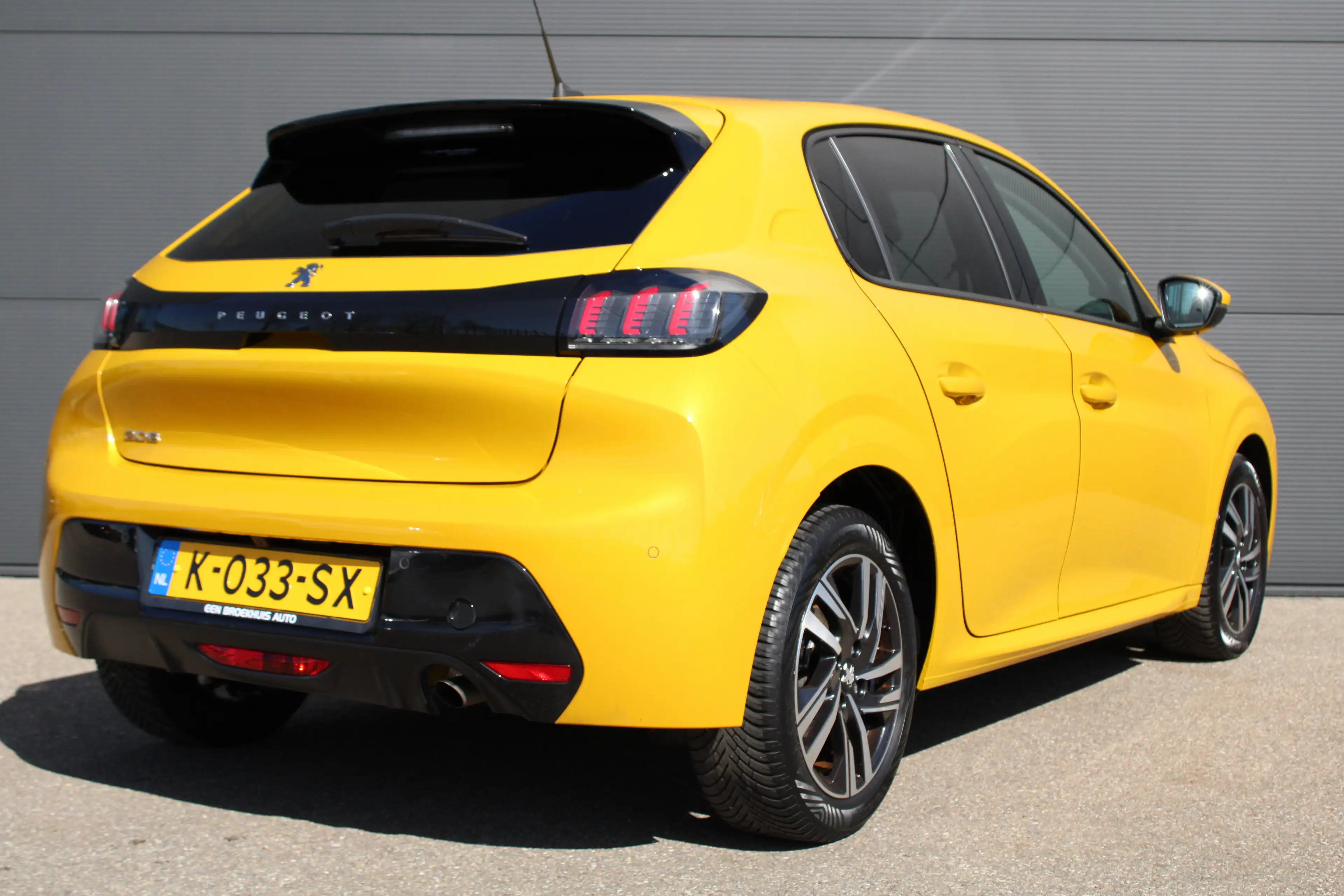 Peugeot 208 1.2 PureTech Allure Pack | Navi by app | Camera | — photo 2