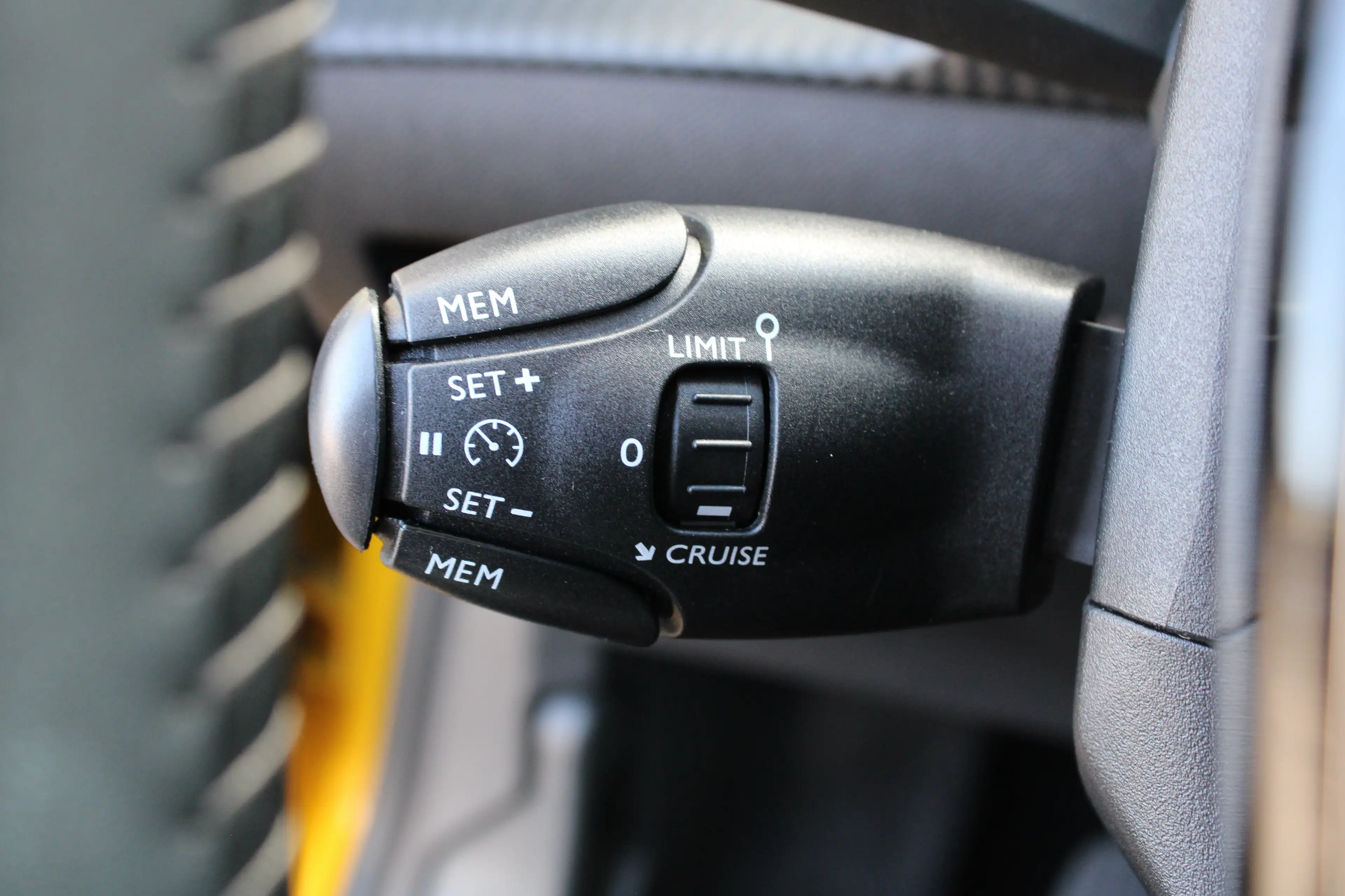 Peugeot 208 1.2 PureTech Allure Pack | Navi by app | Camera | — photo 8