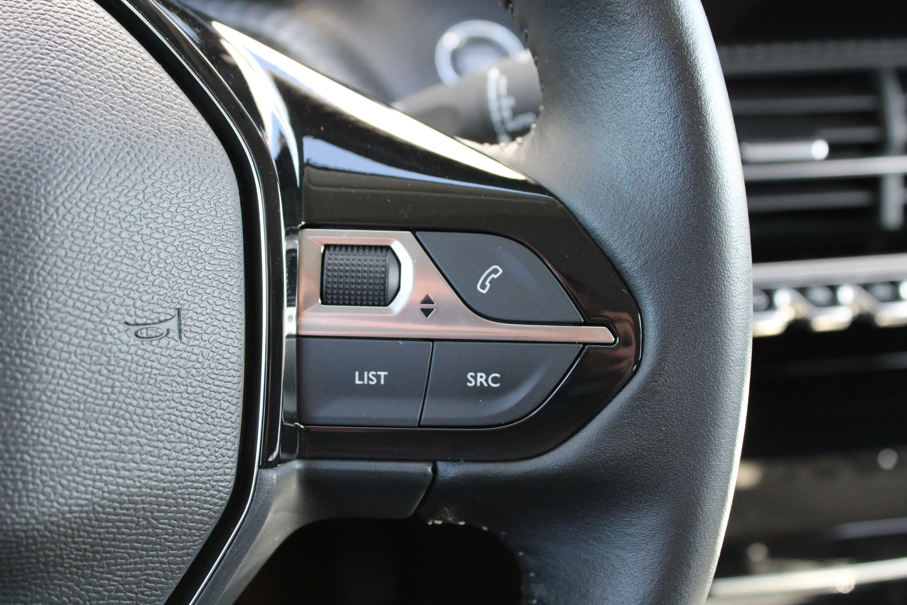 Peugeot 208 1.2 PureTech Allure Pack | Navi by app | Camera | — photo 28