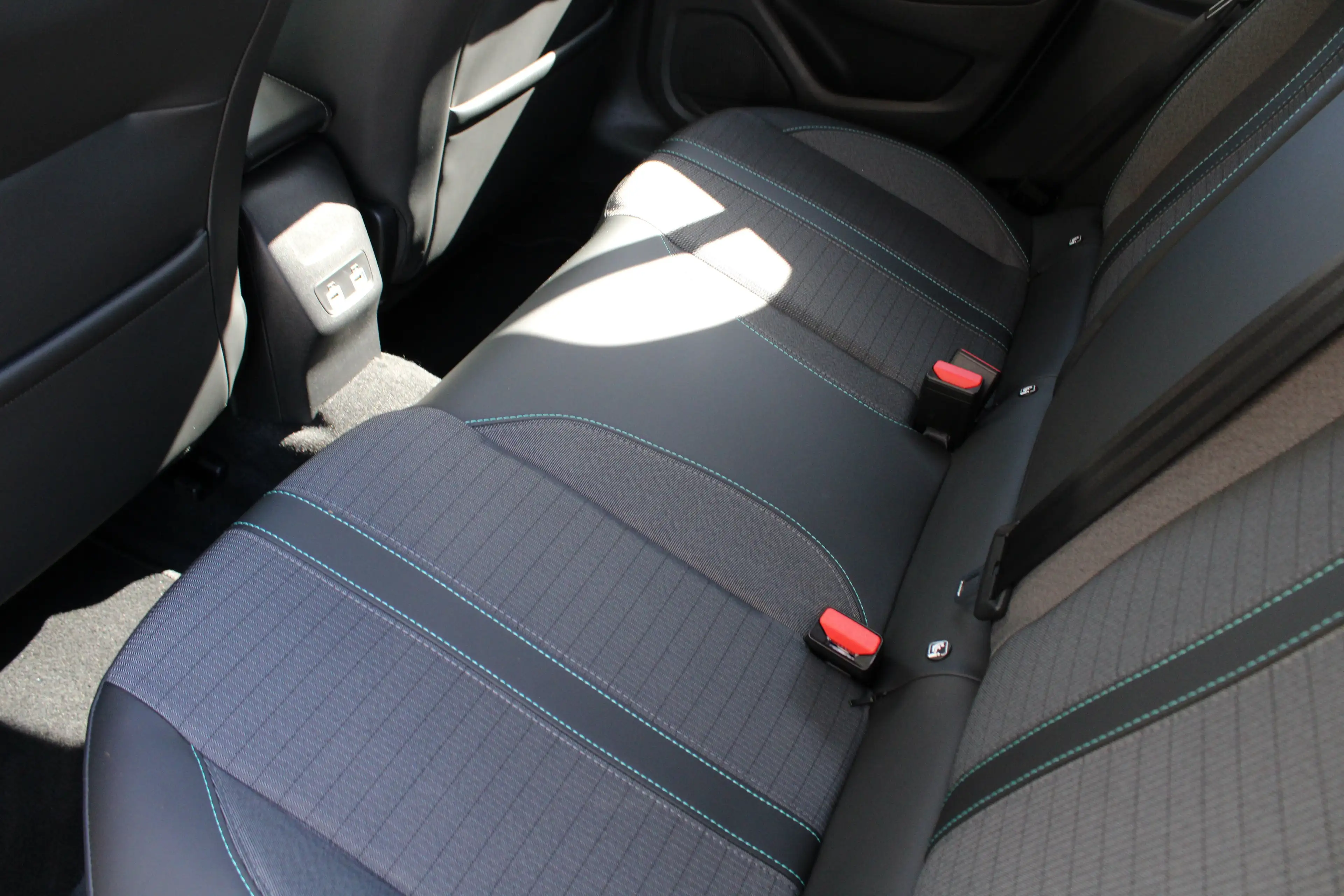 Peugeot 208 1.2 PureTech Allure Pack | Navi by app | Camera | — photo 5