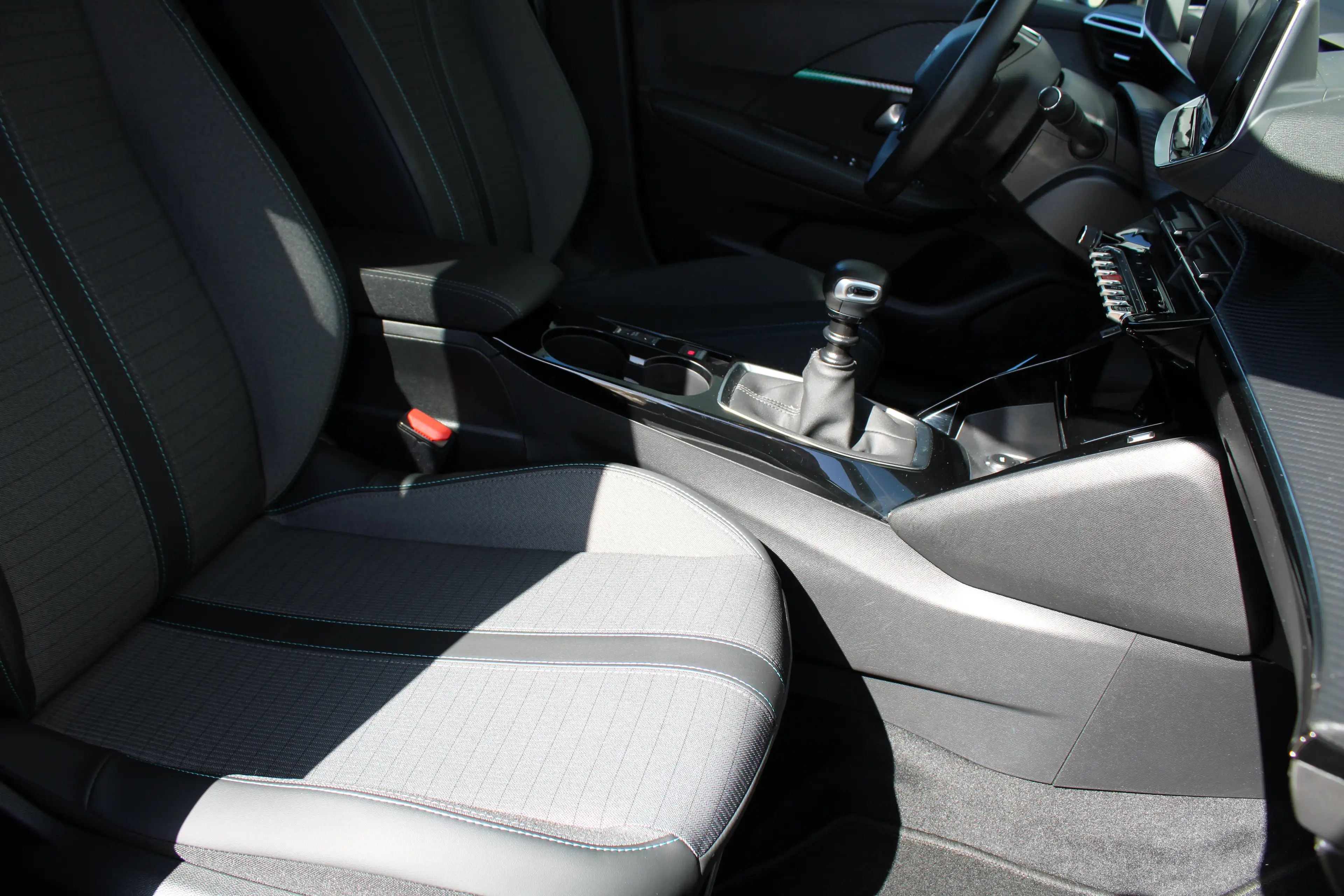 Peugeot 208 1.2 PureTech Allure Pack | Navi by app | Camera | — photo 16
