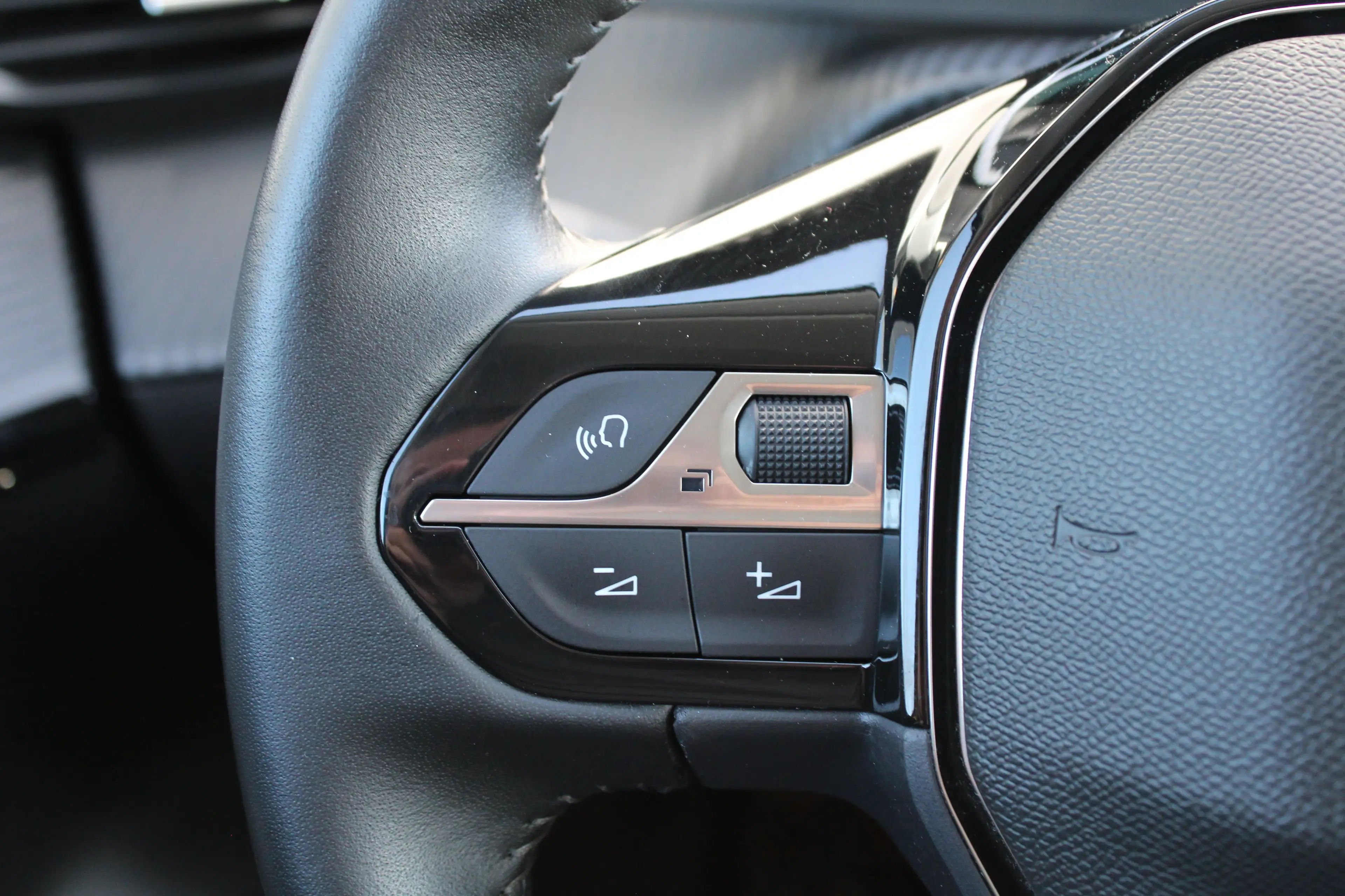 Peugeot 208 1.2 PureTech Allure Pack | Navi by app | Camera | — photo 27