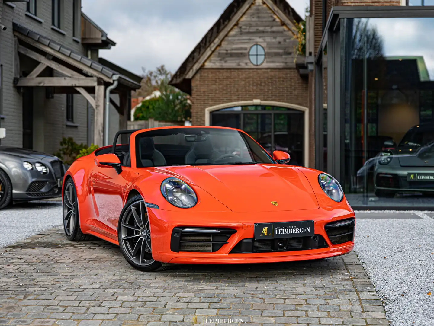 Porsche 992 Carrera 4S Cabriolet/ Burmester /ACC / SportDesign Oranje - 2