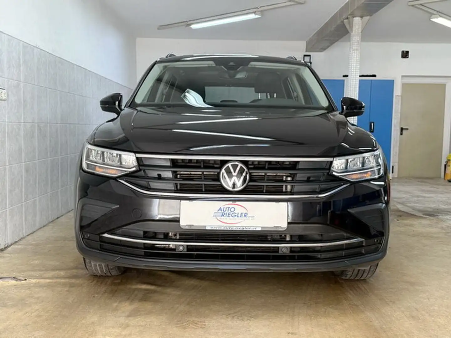 Volkswagen Tiguan Life ''LED-Navi-Kamera-PANO.-ACC-AHK-Alu17'' Schwarz - 2