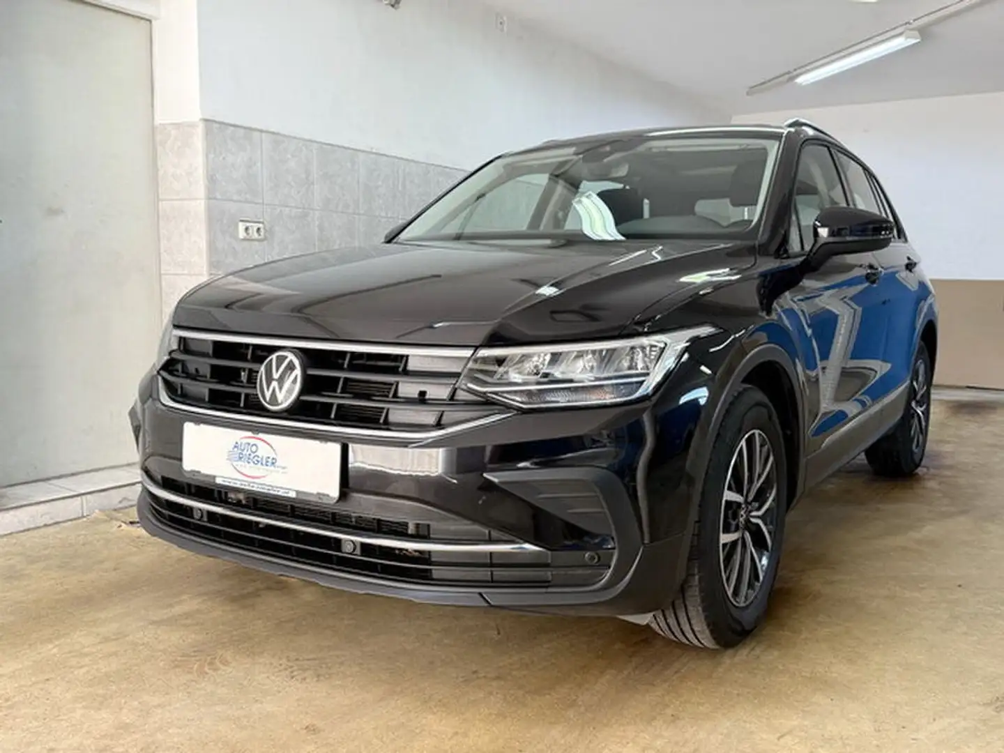 Volkswagen Tiguan Life ''LED-Navi-Kamera-PANO.-ACC-AHK-Alu17'' Schwarz - 1
