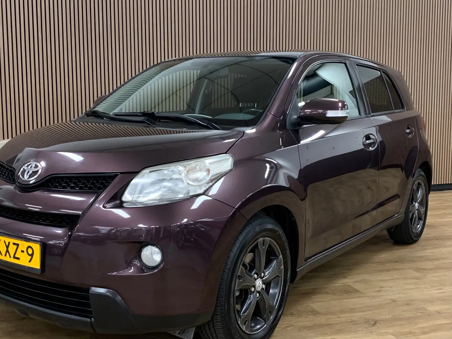 Toyota Urban Cruiser 1.3 VVT-i Dynamic|Navigatie|Climate Control| Paars - 2