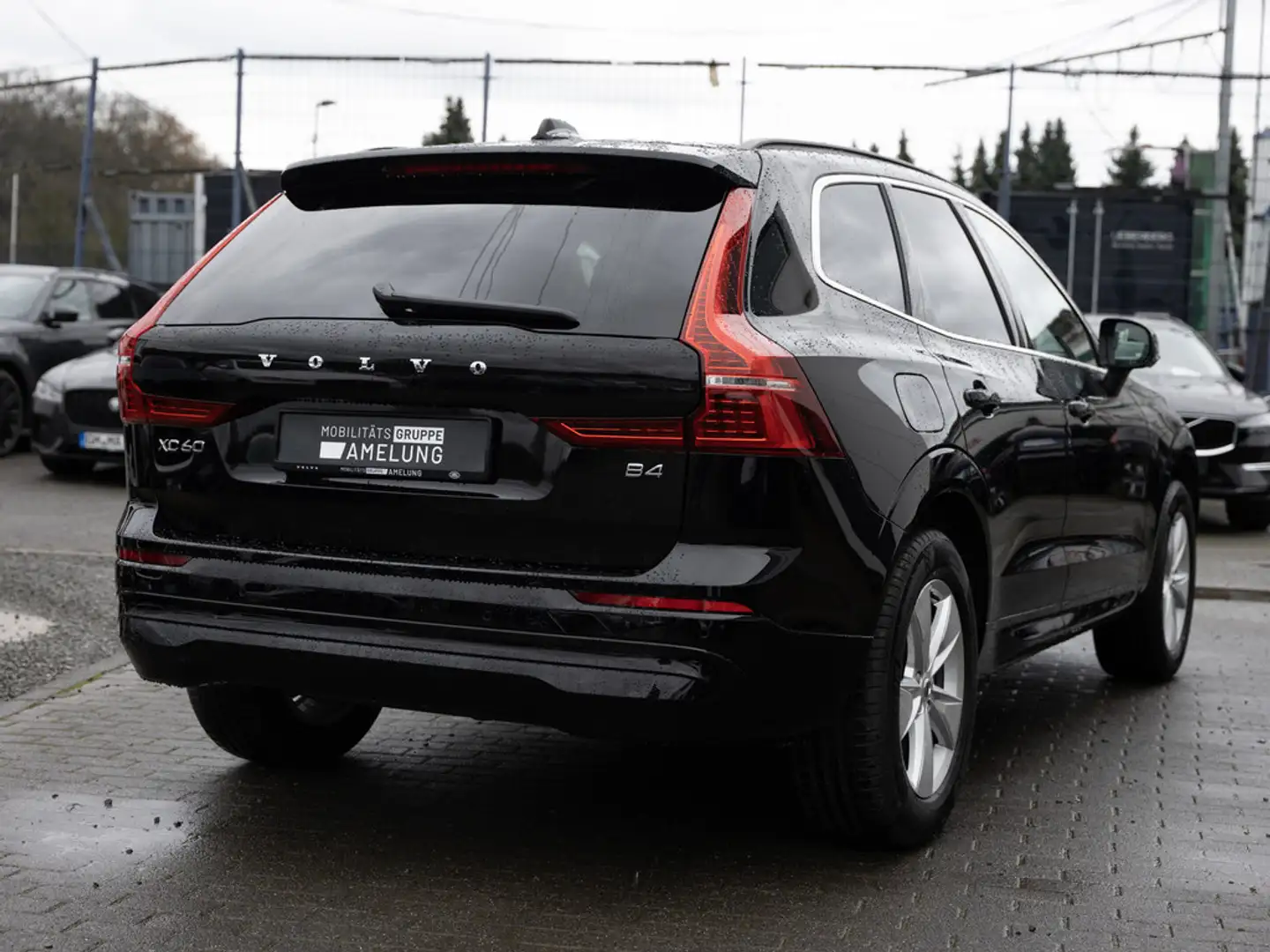 Volvo XC60 B4 Core SHZ KAMERA NAVI AHK FACEL. LED Schwarz - 2